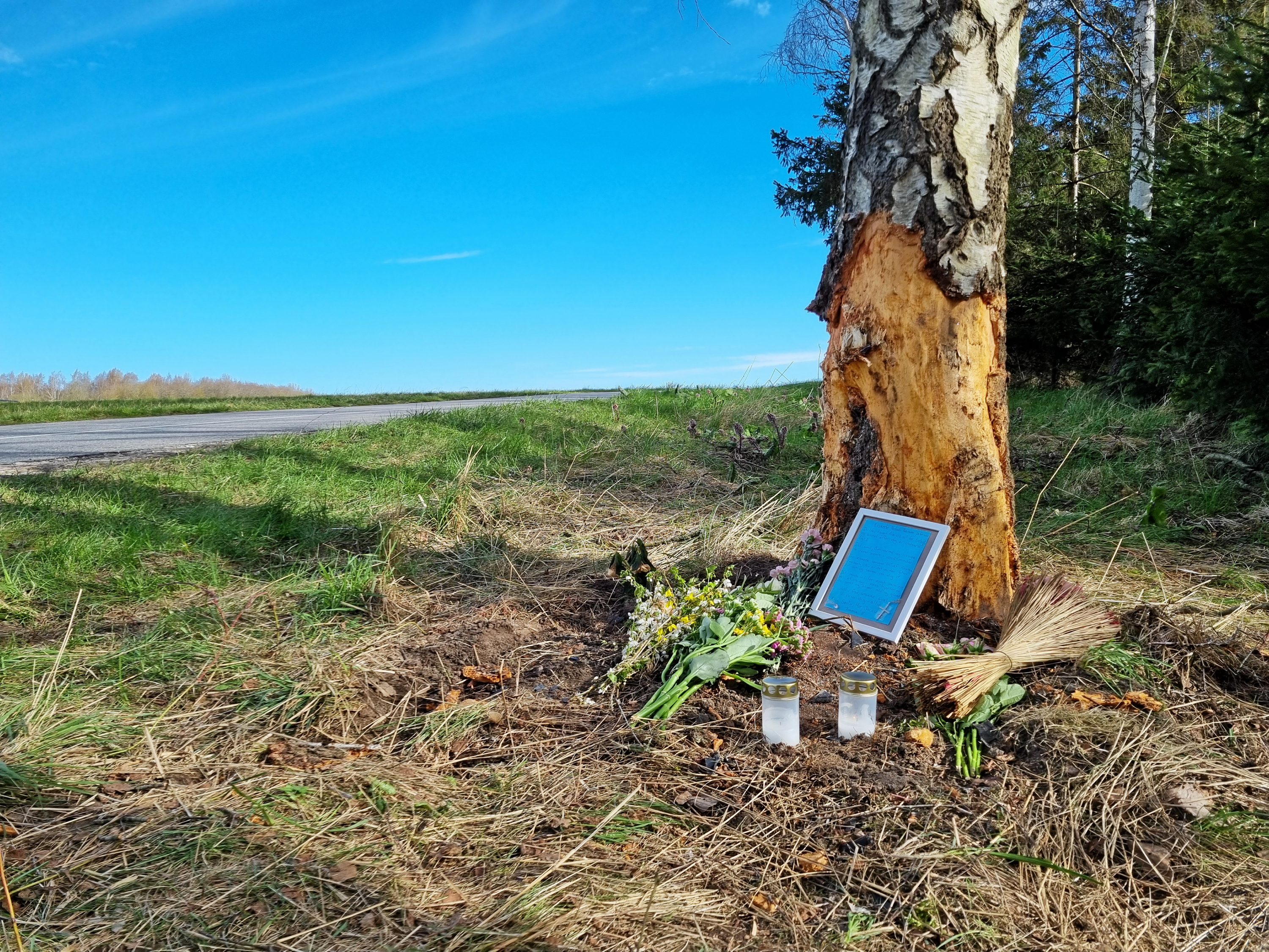 Blomster, lys og afskedsbrev blev efterladt på ulykkestedet på Dyndetvej i Borup, hvor den 19-årige unge kvinde mistede livet.
