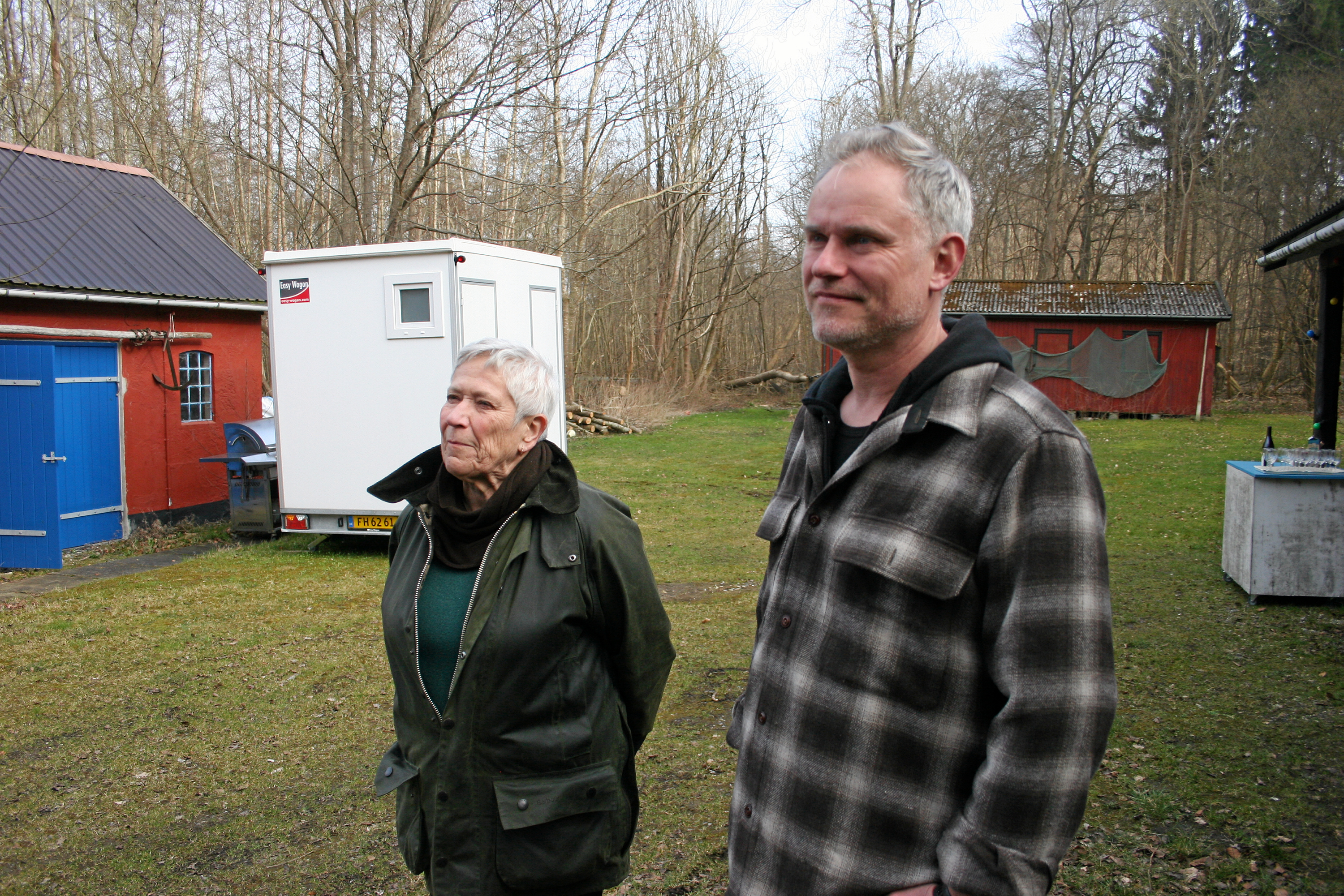 Inden længe håber vi, at vores drøm om et lille formidlingscenter også går i opfyldelse fortæller Jette Haugaard, formand for Ågabets Bevarelse. Her er sammen med Kasper Trojlsgaard, der driver Ågabet Outdoor Center