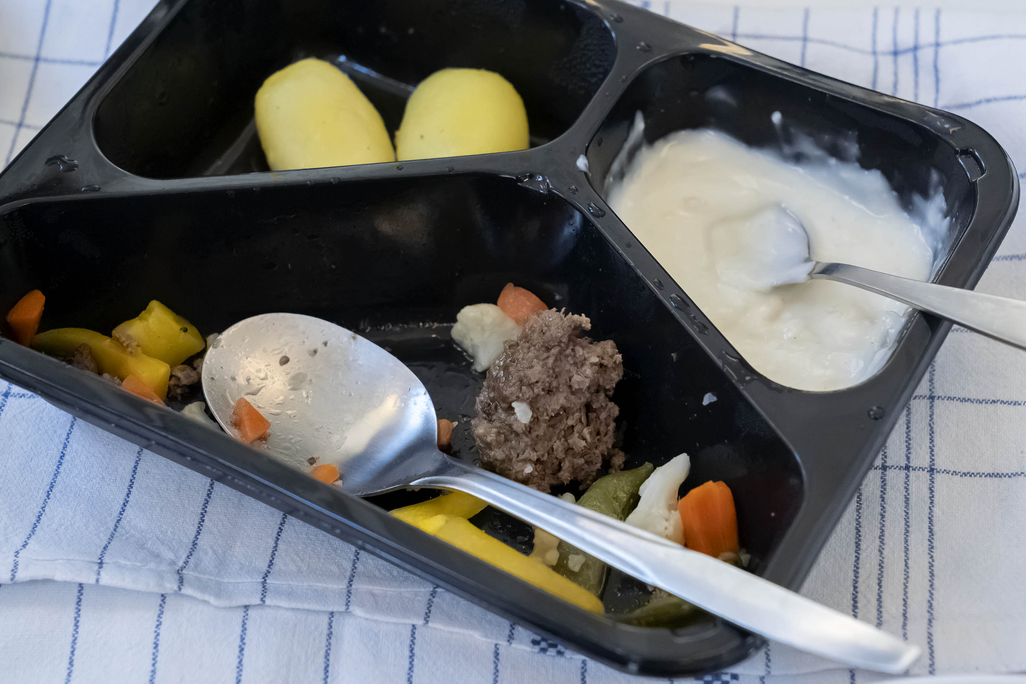 Agnethe på 86 år får nogle dage sin aftensmad klokken 16, fordi det er der, hjemmehjælpen har tid at komme forbi.