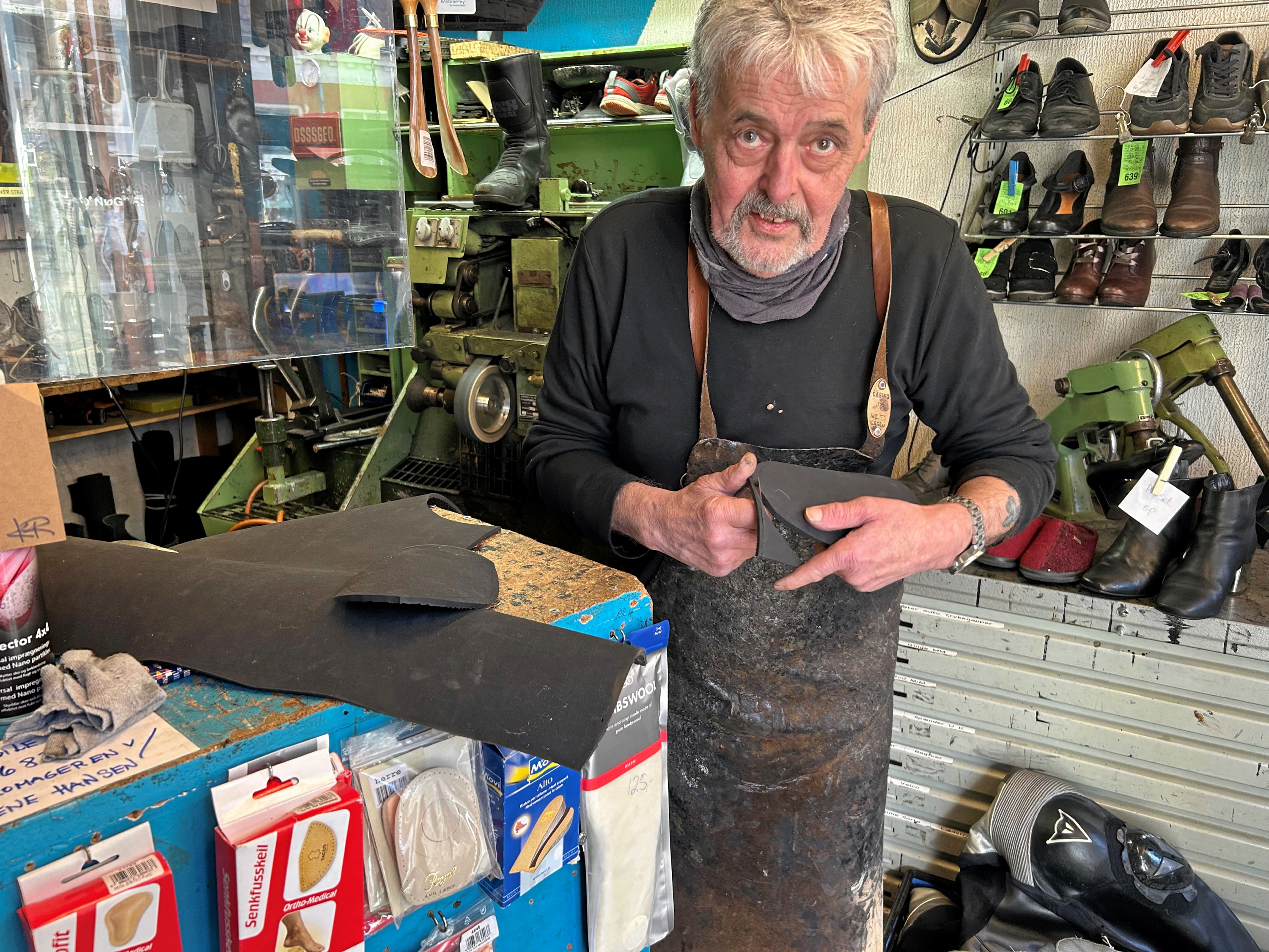 Mogens Hansen har været skomager siden 1982. Nu arbejder han meget lidt, men Lene Hansen er stadig i forretningen i Storgade.