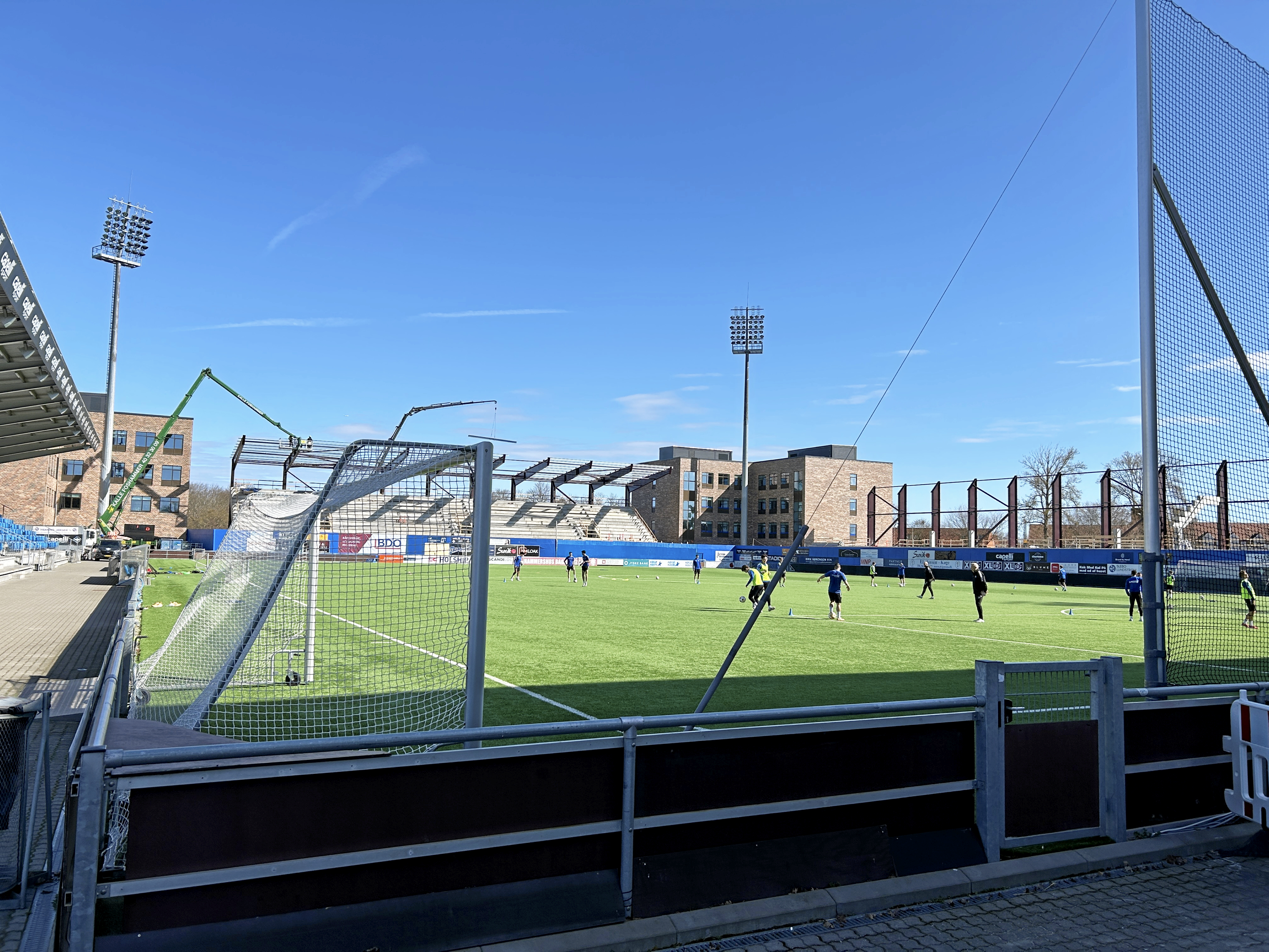 Stadion er aktuelt under en gedigen ombygning, og inden alt for længe skal kunstgræsset også skiftes ud igen.