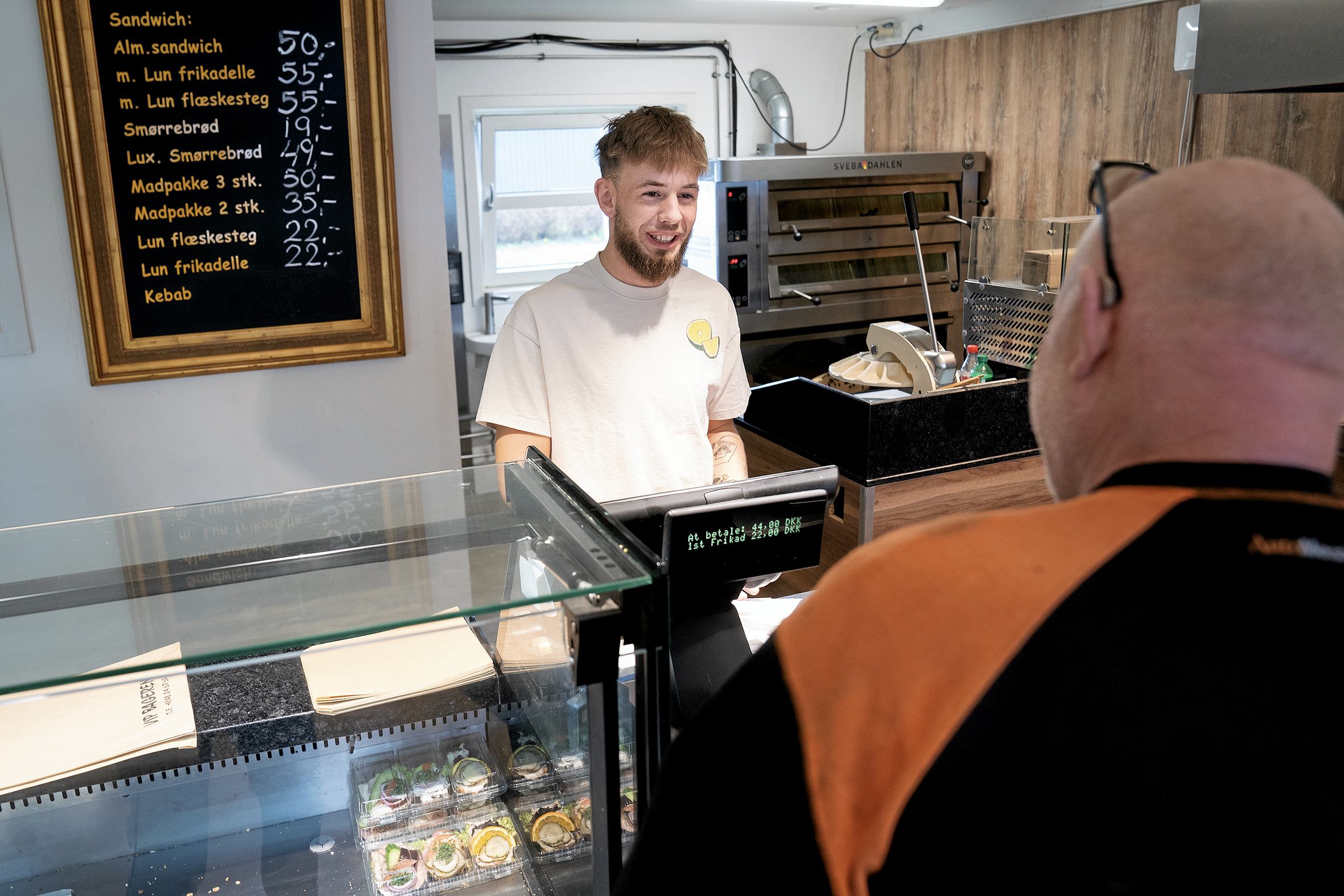 Mange af kunderne spørger, hvad der skal ske med bagerbutikken, når andre butikker har fået påbud om at lukke