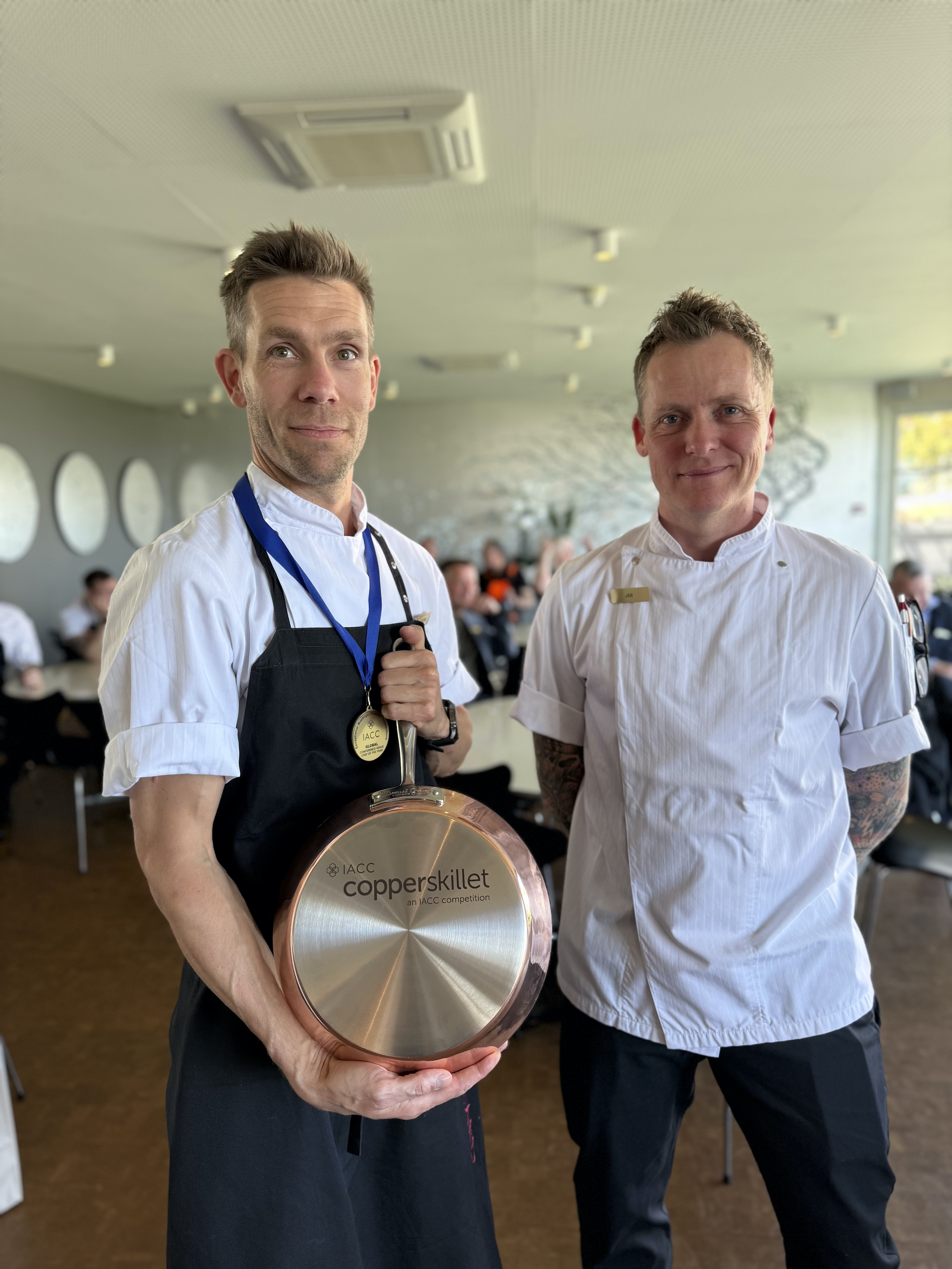 Den præmierede kok, Fredrik Olsson, og Jan Vestergaard, der er køkkenchef på Rungstedgaard.