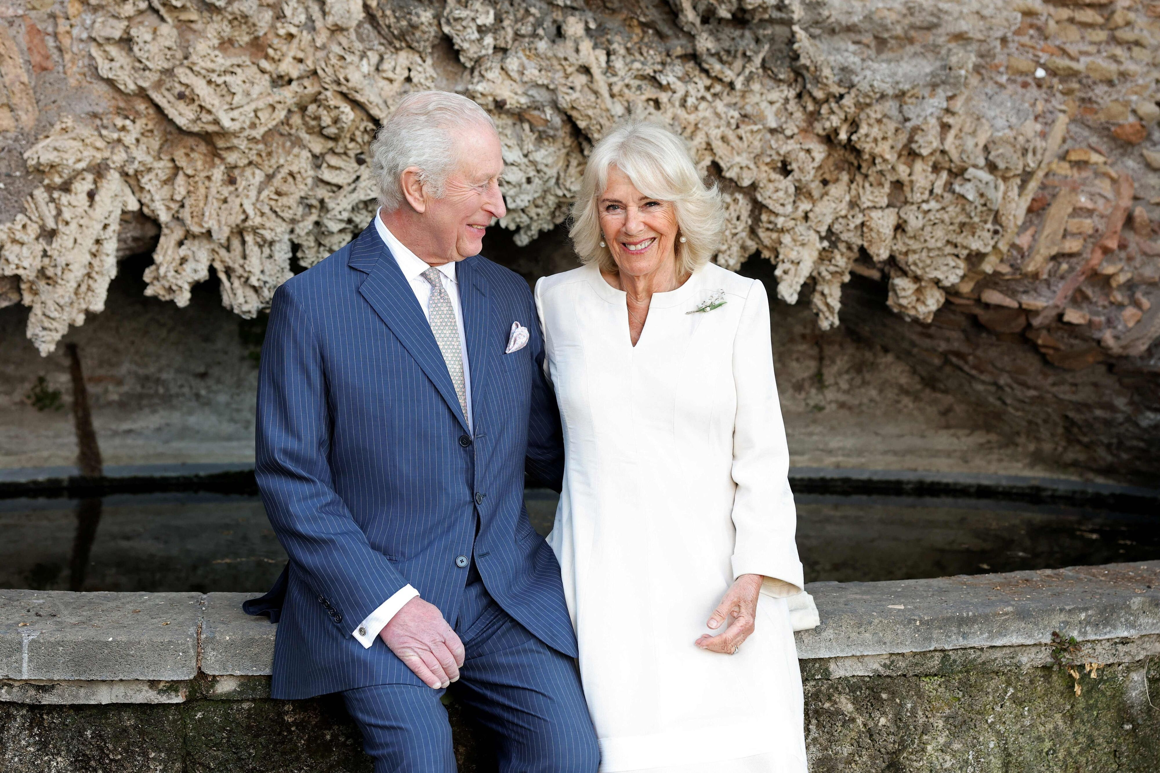 På bryllupsdagen 9. april befinder kong Charles og dronning Camilla sig i Italien, hvor de er på statsbesøg. Det er også i støvlelandet, at parret er foreviget på en række nye portrætter, som det britiske kongehus har delt i anledning af bryllupsdagen.