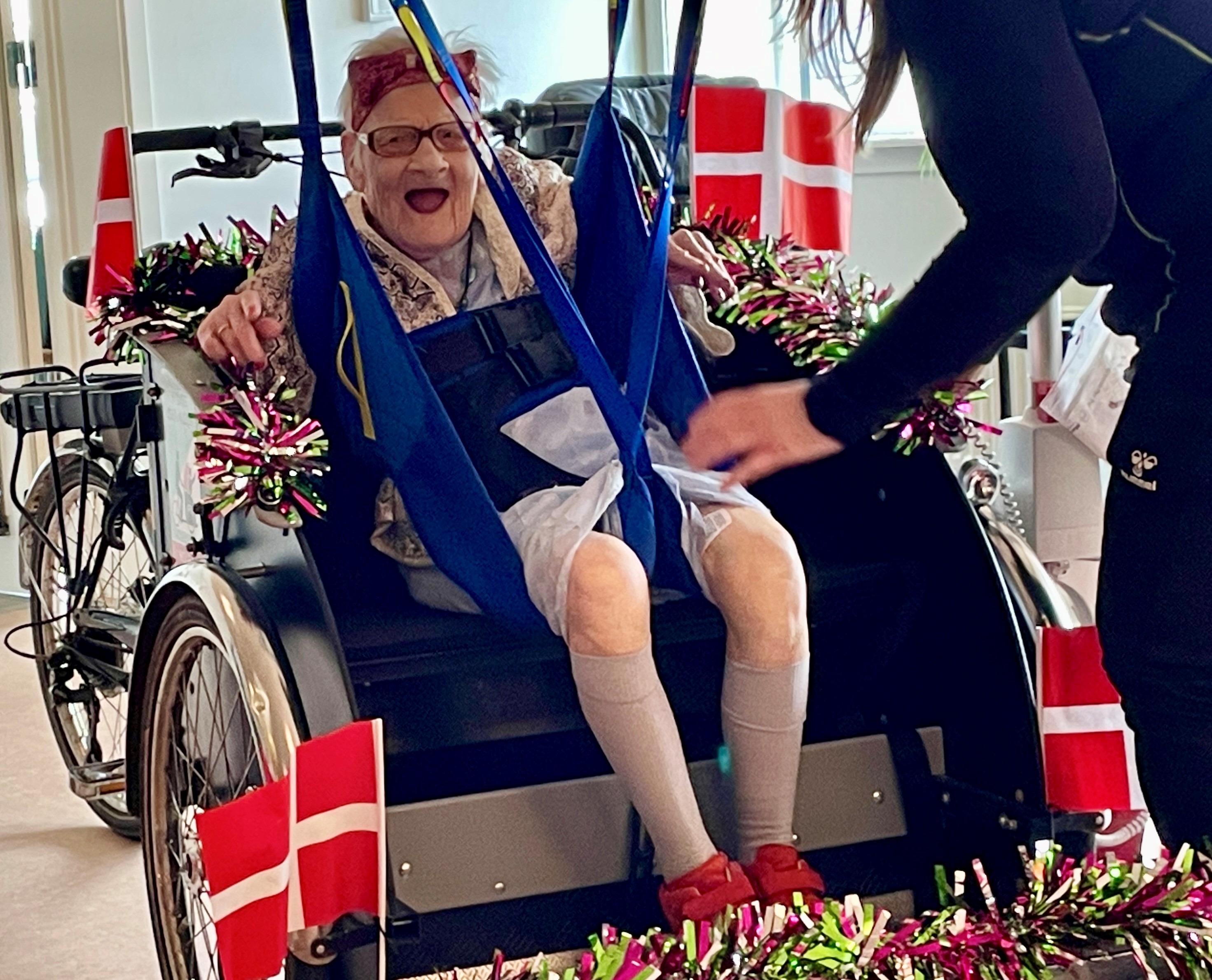 92-årige Eva Kofoed jublede højt, da hun så, at hendes konfirmations-køretøj var en flot pyntet cykel. I den blev hun kørt en tur rundt om Søbæk Have, mens hun strålede som en sol.