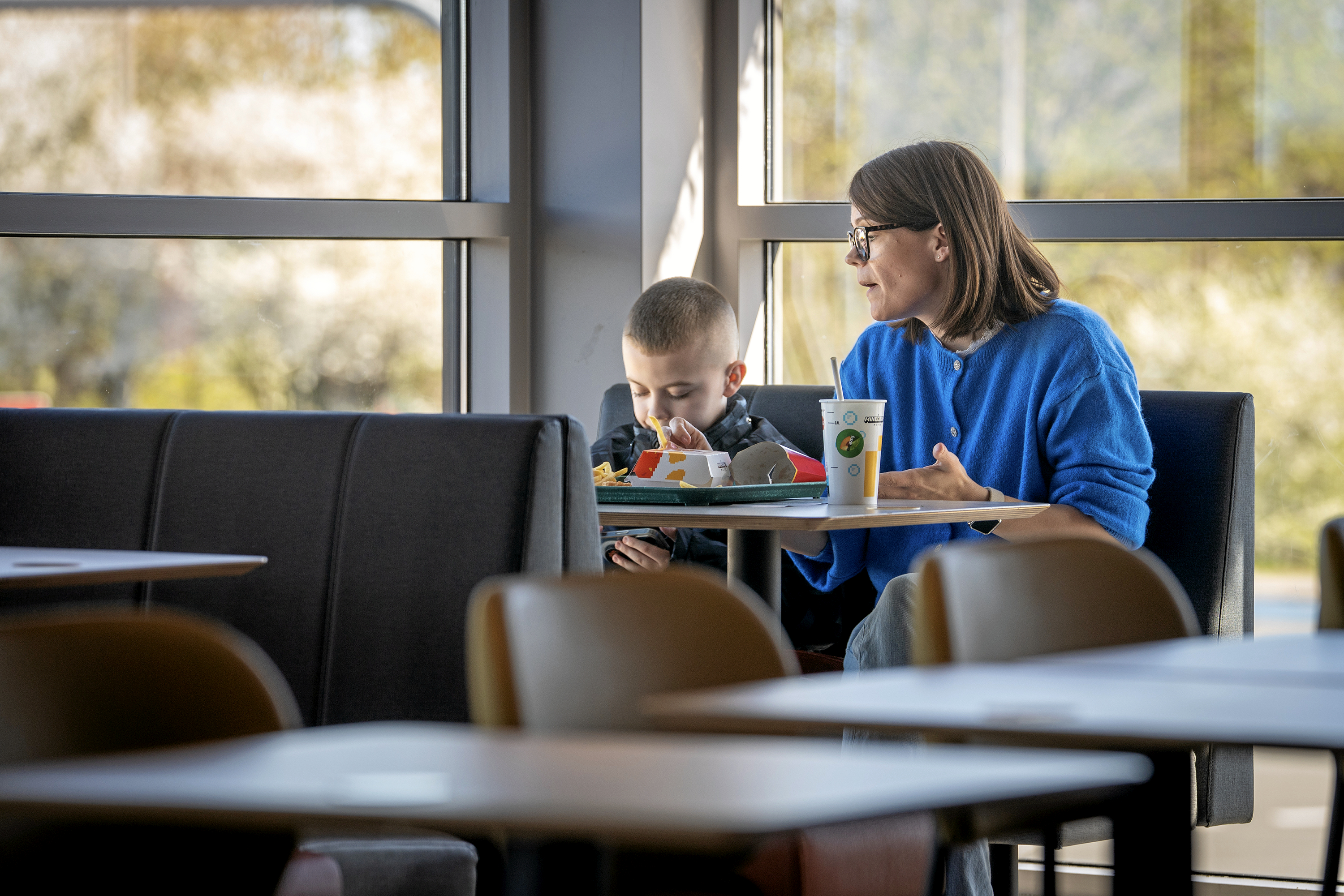 Malte får sit daglige måltid i ro og mag sammen med sin mor, Mia Jensen.