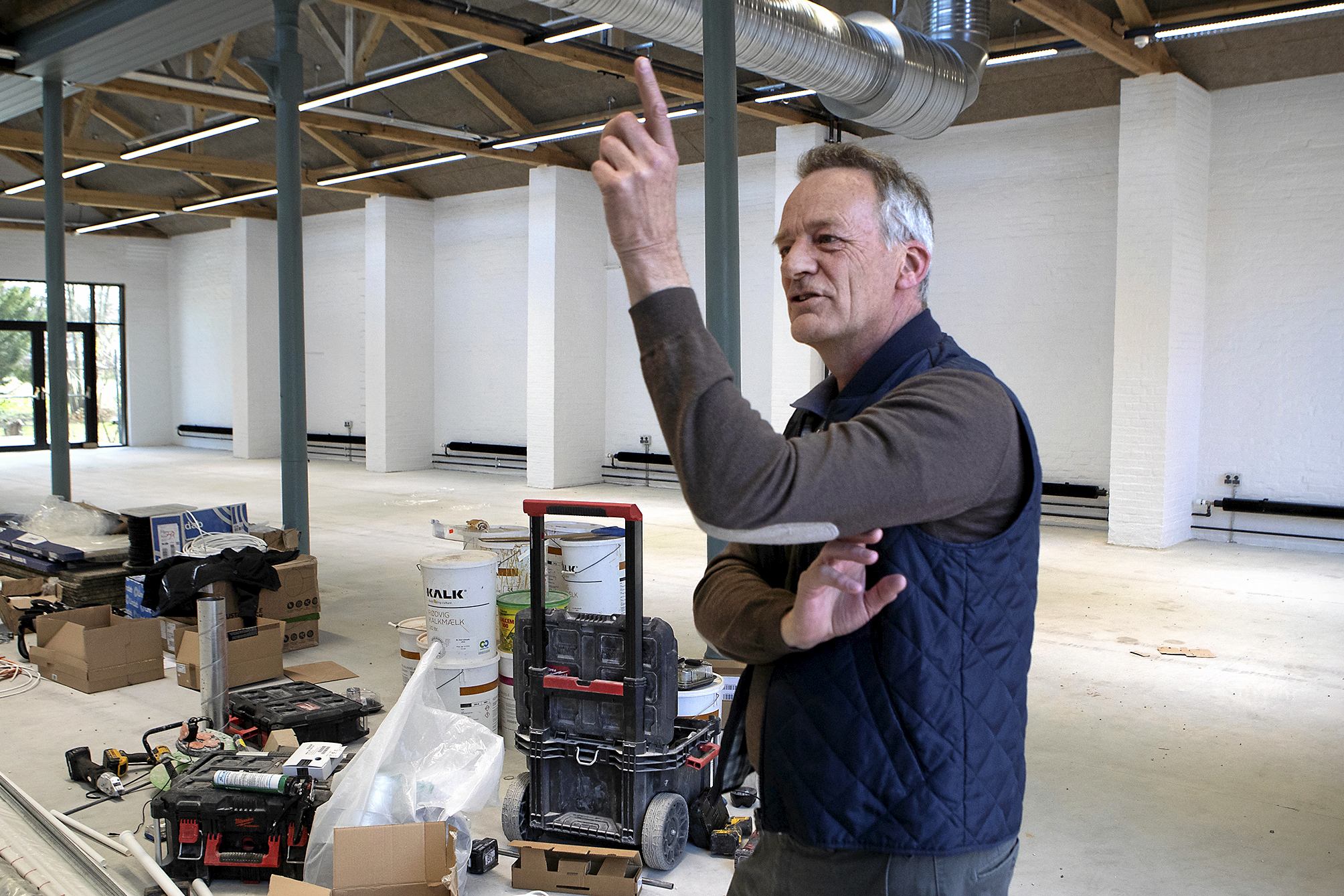 Det viste sig at være en større opgave end forventet at få forvandlet ruin til byens nye kulturhus, fortæller arkitekt Anders Brüel. De blågrønne støbejernssøjler i baggrunden anede man ikke stod gemt inde i muren.