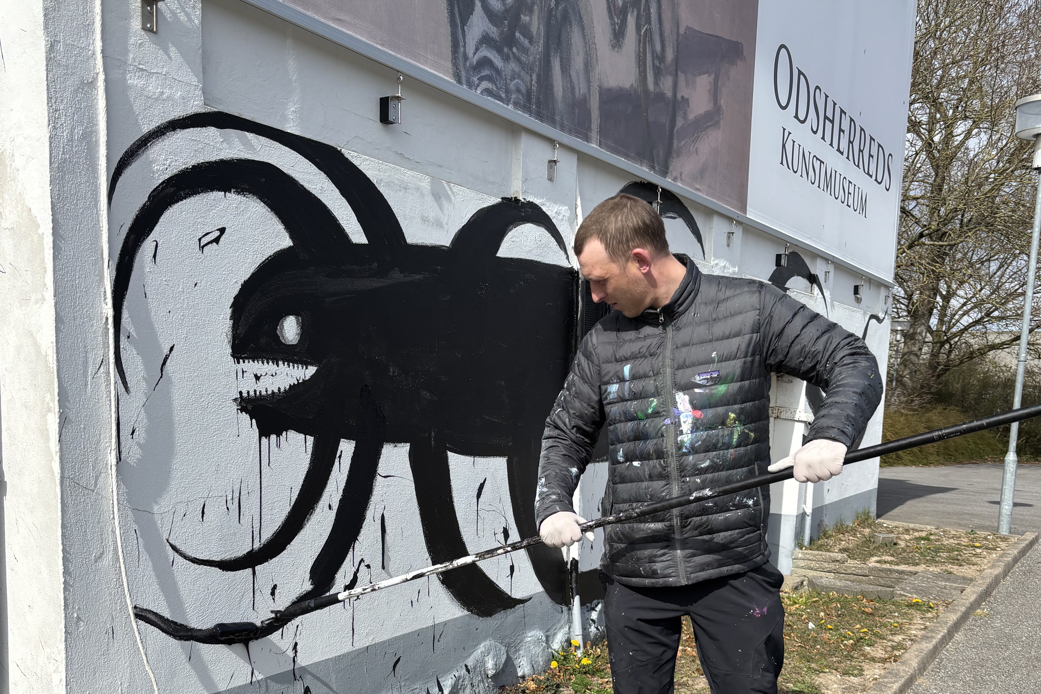 Frederik Næblerød i aktion med at udsmykke Odsherred Kunstmuseums facader.