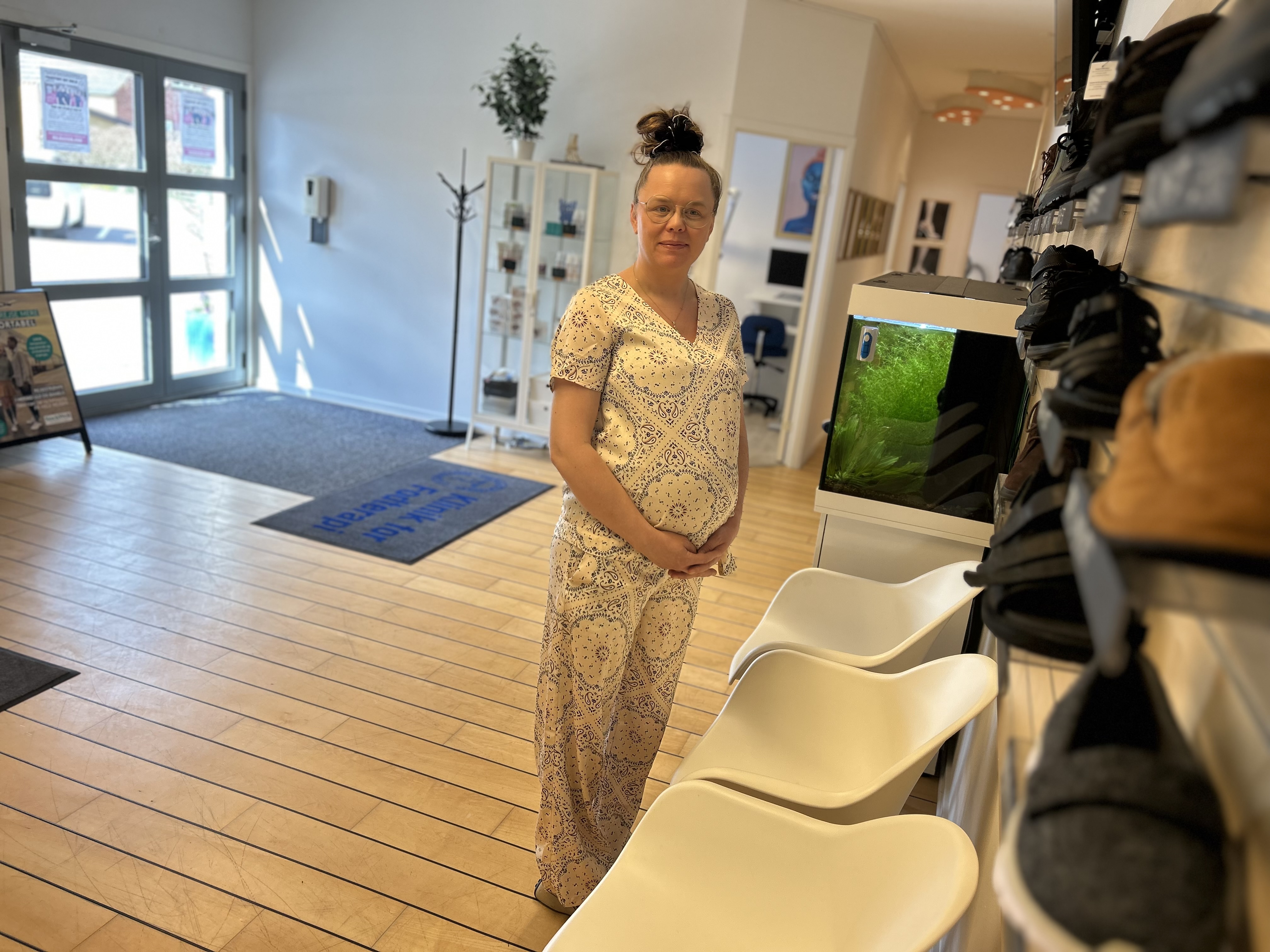 - Når jeg taler højt om det, så er jeg da faktisk utryg ved at være her alene, kan jeg mærke, siger Lisa Bomark.
