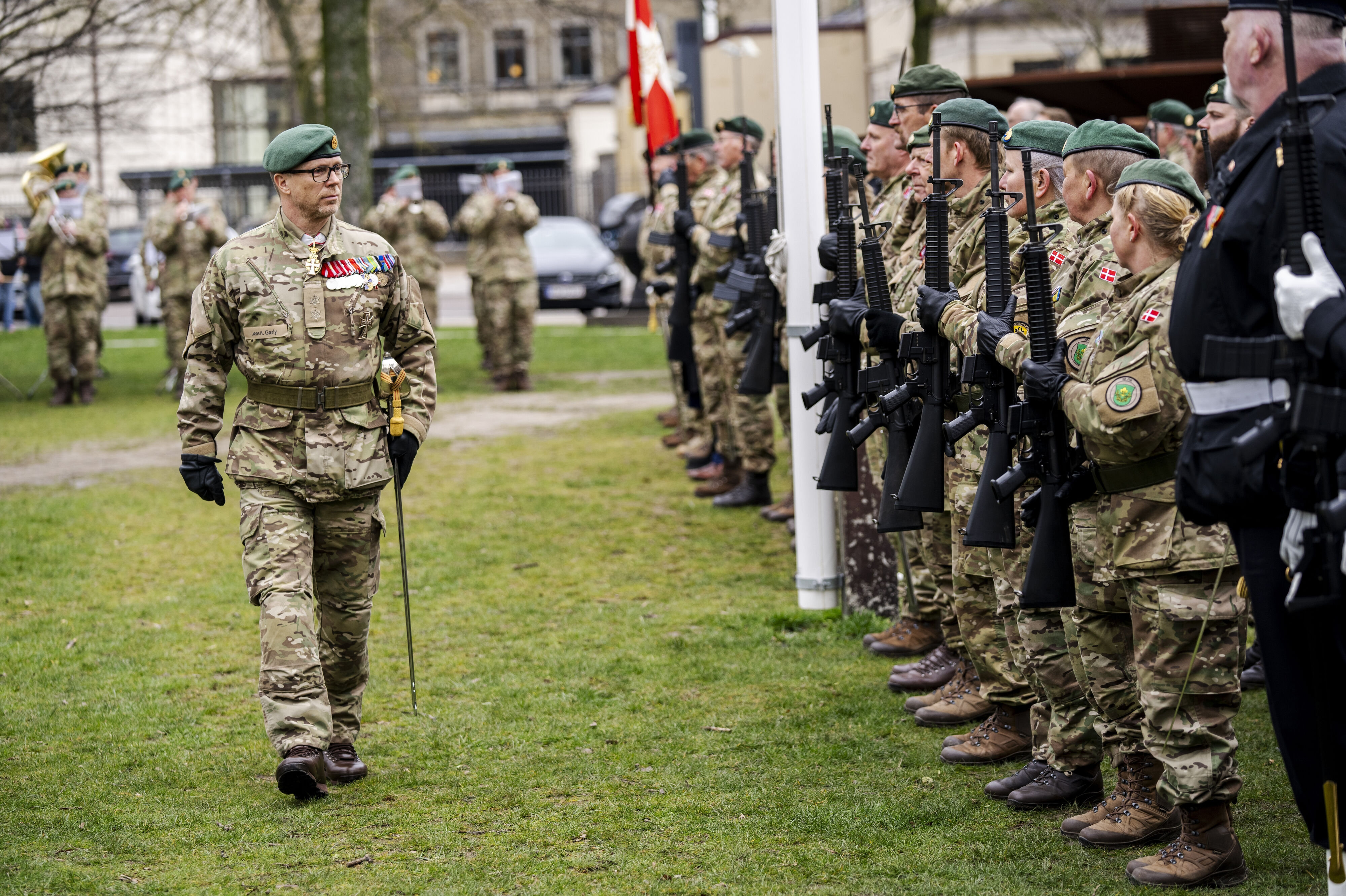 Hjemmeværnet oplever en stigende interesse fra nye frivillige. Her inspicerer generalmajor Jens Henning Garly, chefen for Hjemmeværnet, en parade i København for markeringen af 75-året for Hjemmeværnets oprettelse i april 2024.
