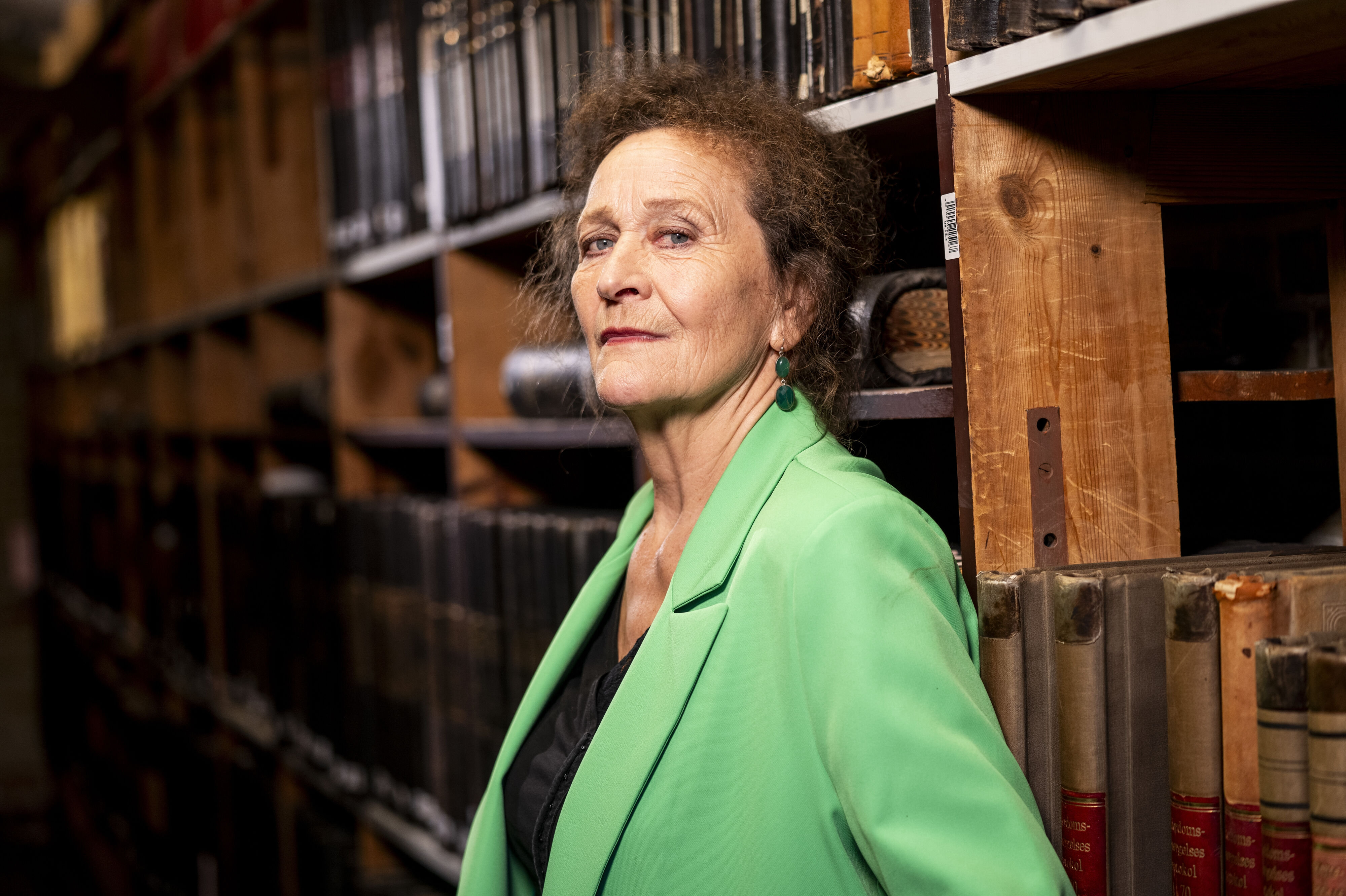 Det har været en interessant oplevelse for 74-årige Ulla Henningsen at spille den 87-årige oldemor Martha i DR-serien "Generationer". - Det er en helt anden måde, man bliver relateret til, siger hun.