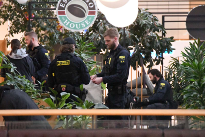 Politiet interesserede sig særligt for området ved Espresso House i Glostrup Shoppingcenter. - Presse-fotos.dk Politiet interesserede sig særligt for området ved Espresso House i Glostrup Shoppingcenter.
