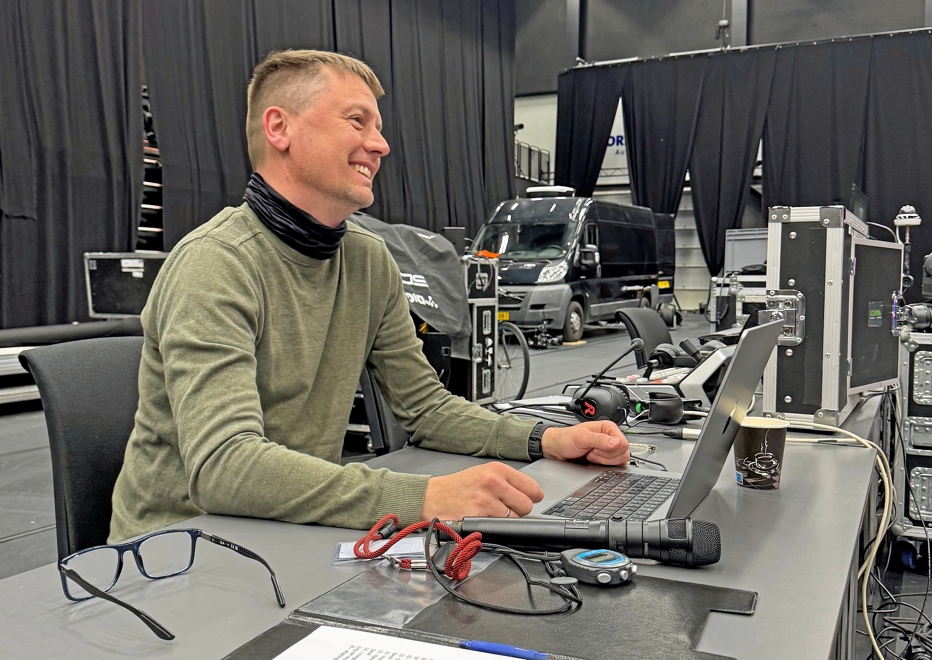 For Jonas Friis Andersen har det været afgørende at finde et sted, hvor der er højt til loftet, som også skulle have bæreevne til de tunge lys- og videosystemer. - Jeanette Hougaard For Jonas Friis Andersen har det været afgørende at finde et sted, hvor der er højt til loftet, som også skulle have bæreevne til de tunge lys- og videosystemer.