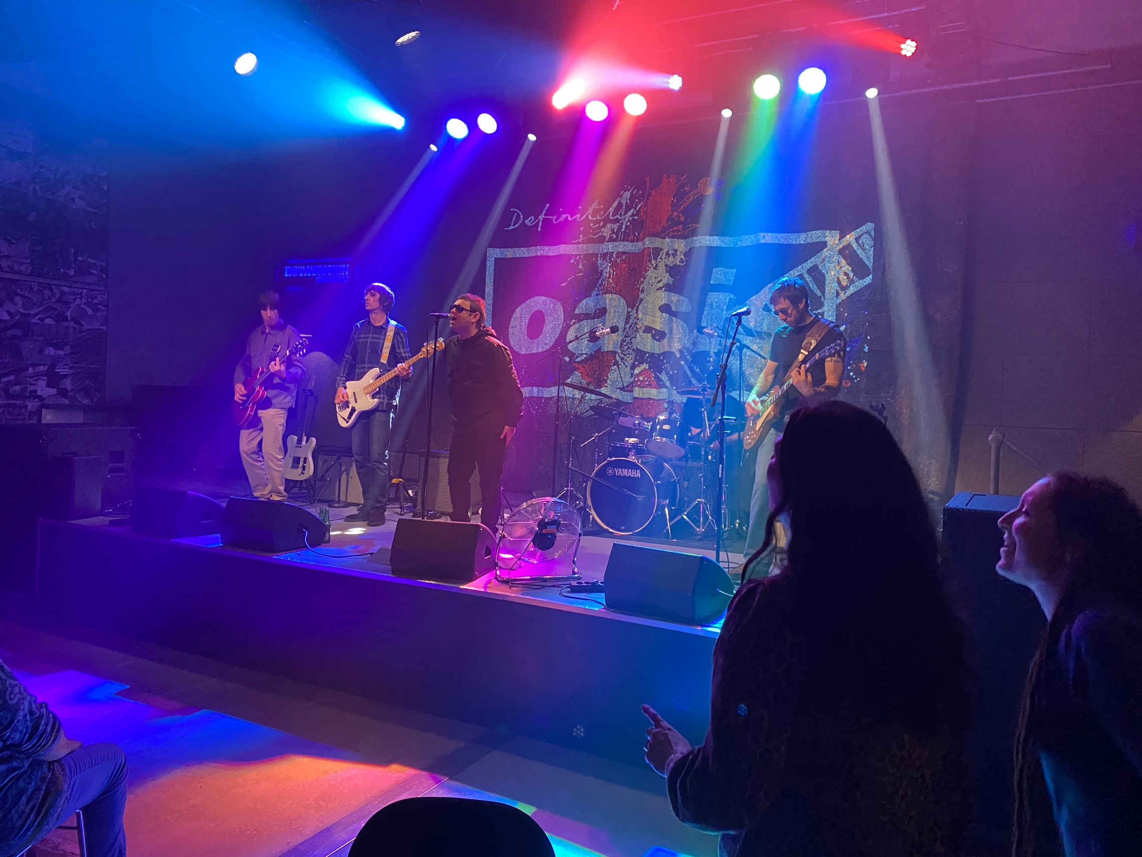 Oasis' musik er højenergisk gang-i-den poprock, som der både kan synges med på og danses til. - Sidesporet Oasis' musik er højenergisk gang-i-den poprock, som der både kan synges med på og danses til.