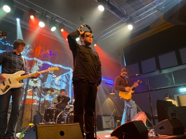 Op på hovedet med tamburinen. Brian McGhee kan sine Liam Gallagher-positurer. - Sidesporet Op på hovedet med tamburinen. Brian McGhee kan sine Liam Gallagher-positurer.