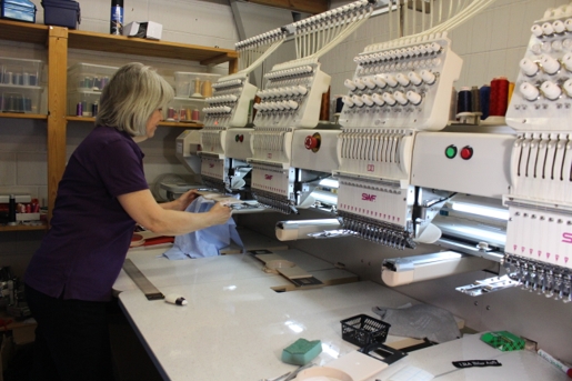 Holbæk Firmatøj råder over sin egen avancerede broderimaskine, som sikrer hurtig levering og høj kvalitet - en løsning, som mange kunder sætter stor pris på. Holbæk Firmatøj råder over sin egen avancerede broderimaskine, som sikrer hurtig levering og høj kvalitet - en løsning, som mange kunder sætter stor pris på.