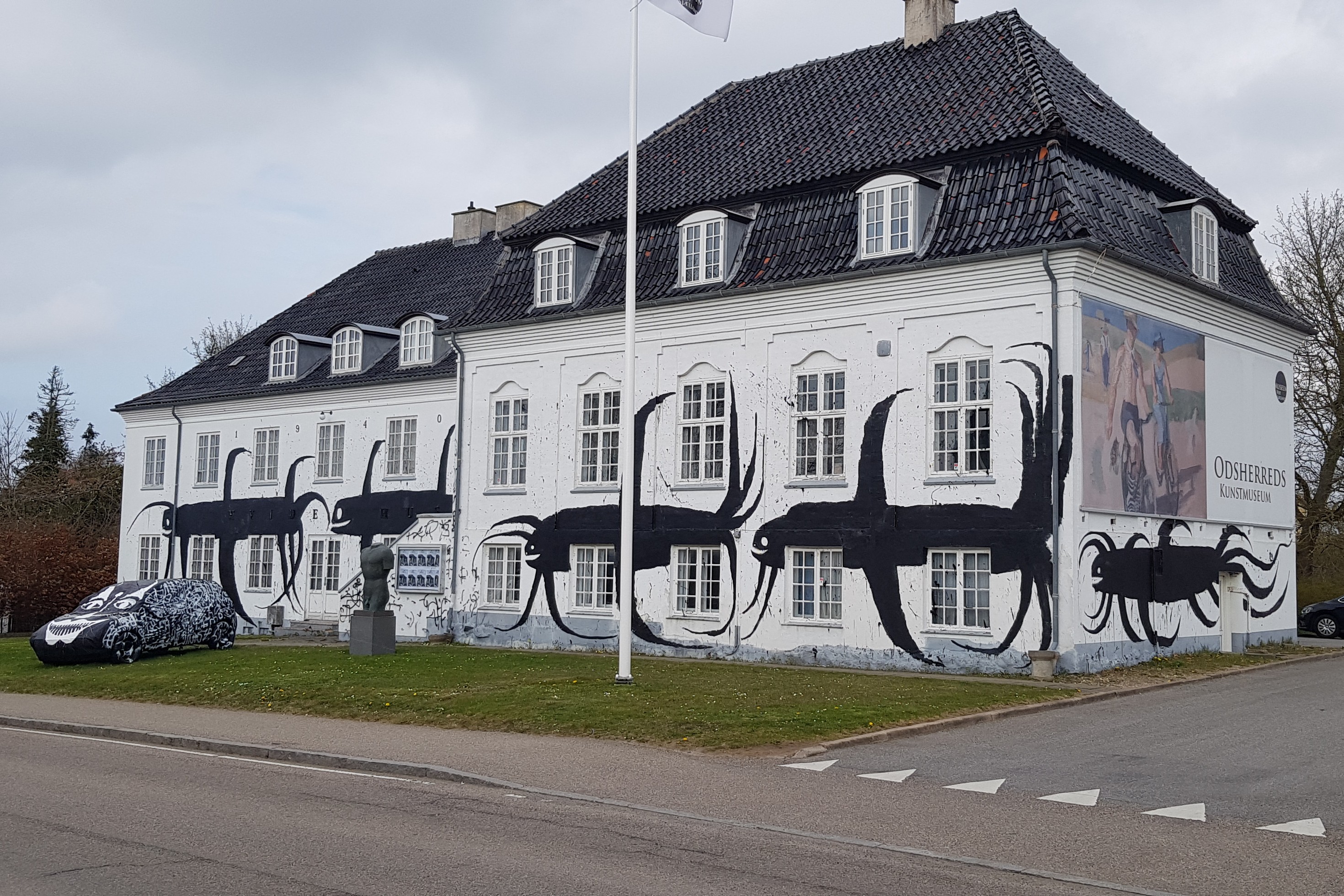 Kunstnerne Frederik Næblerød og Casper Aguila har bemalet Odsherred Kunstmuseum i Asnæs.