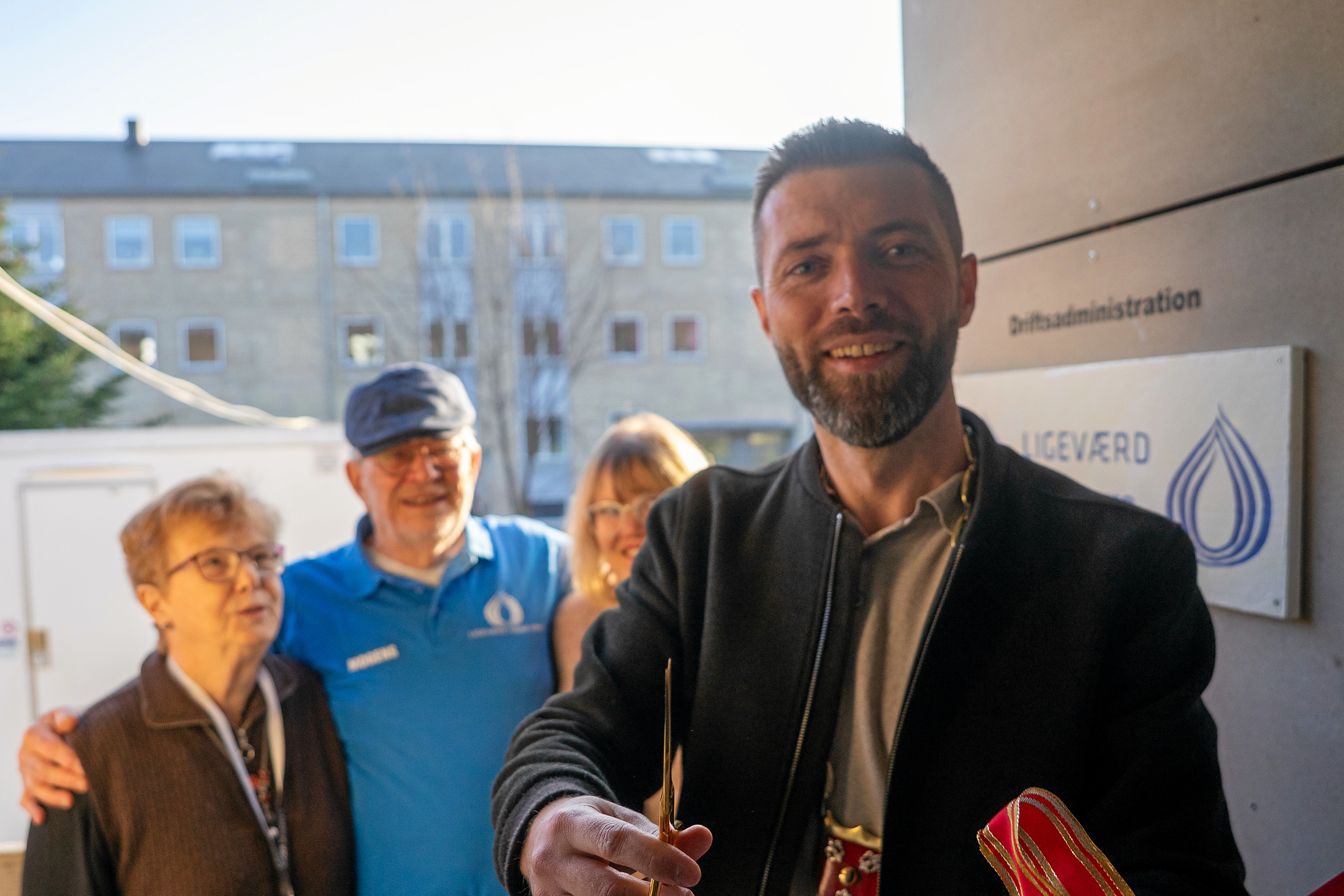 Kasper Damsgaard (S) klipper snoren til Unge for Ligeværds lejlighed. - Jesper Ernst Henriksen Kasper Damsgaard (S) klipper snoren til Unge for Ligeværds lejlighed.