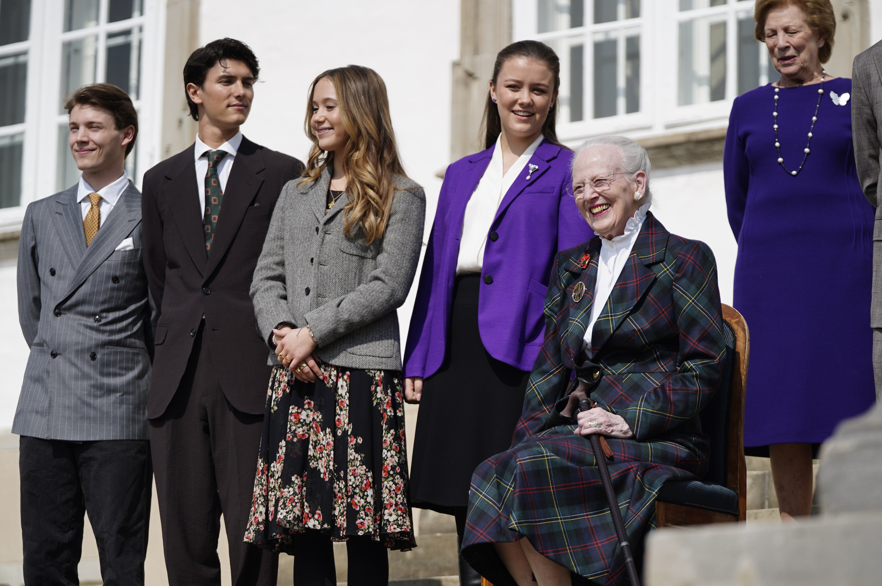 Dronning Margrethe foran de mange fremmødte.