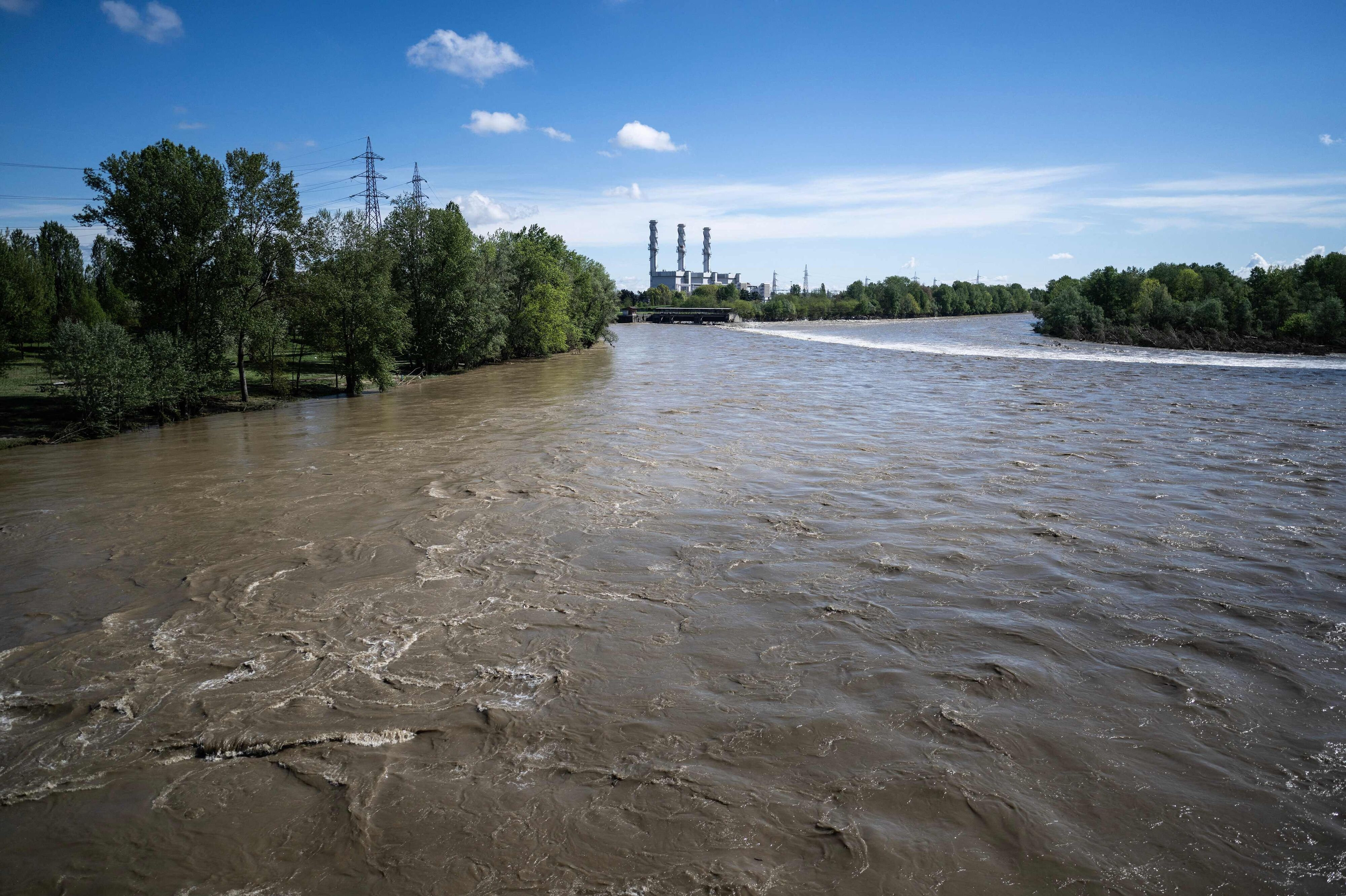 Flere floder i Italien er løbet over deres bredder, efter at kraftig regn har ramt særligt den nordlige del af landet. Tre personer er ifølge AFP døde under oversvømmelserne.