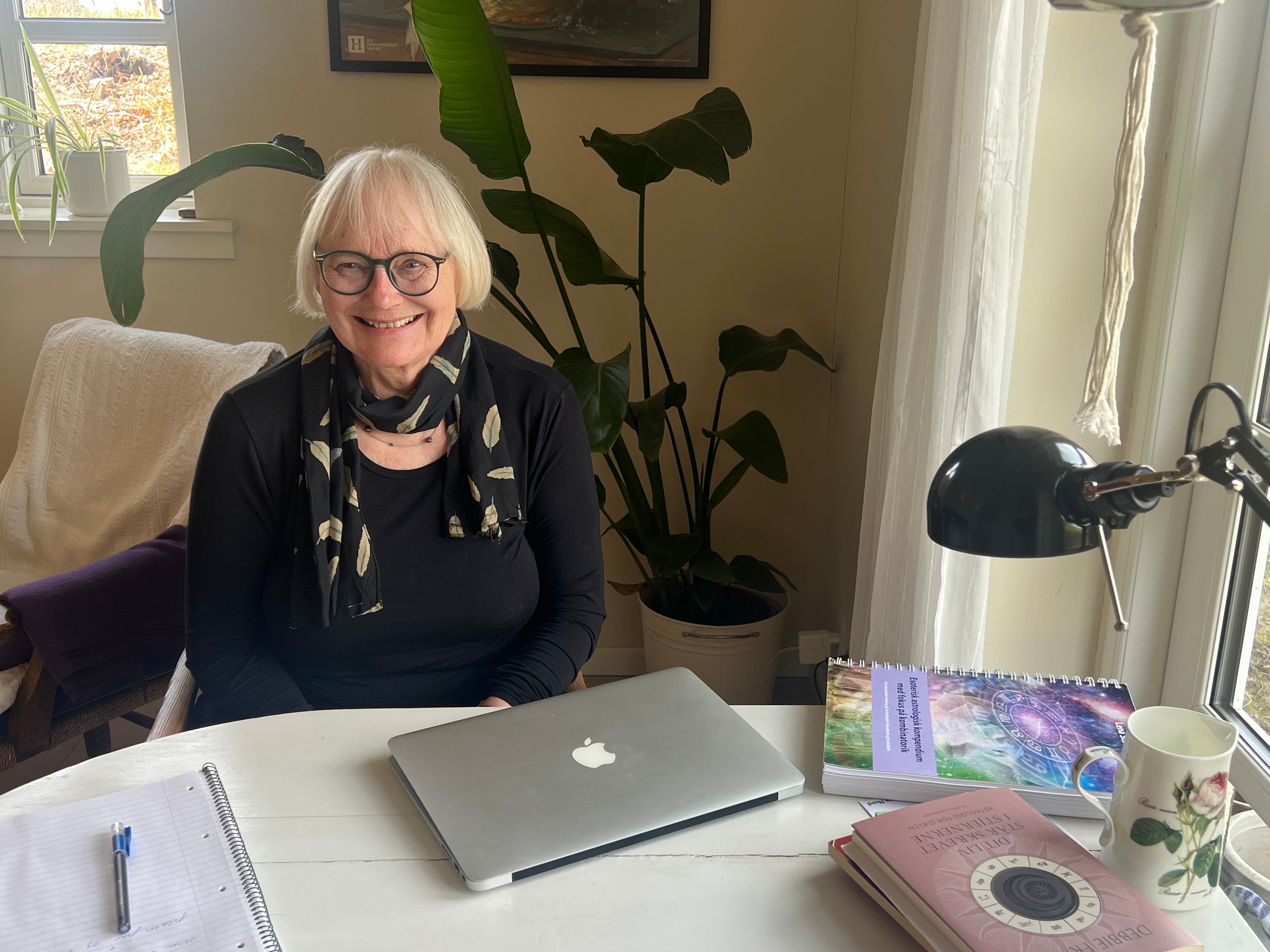 Efter en lang karriere som sygeplejerske, sundhedsplejerske og biopat har 77-årige Ulla Stavnsbjerg fundet ny mening i astrologien. Nu har hun åbnet en klinik for horoskoplæsning, hvor hun fortsætter sit livslange arbejde med at støtte og kommunikere med mennesker.