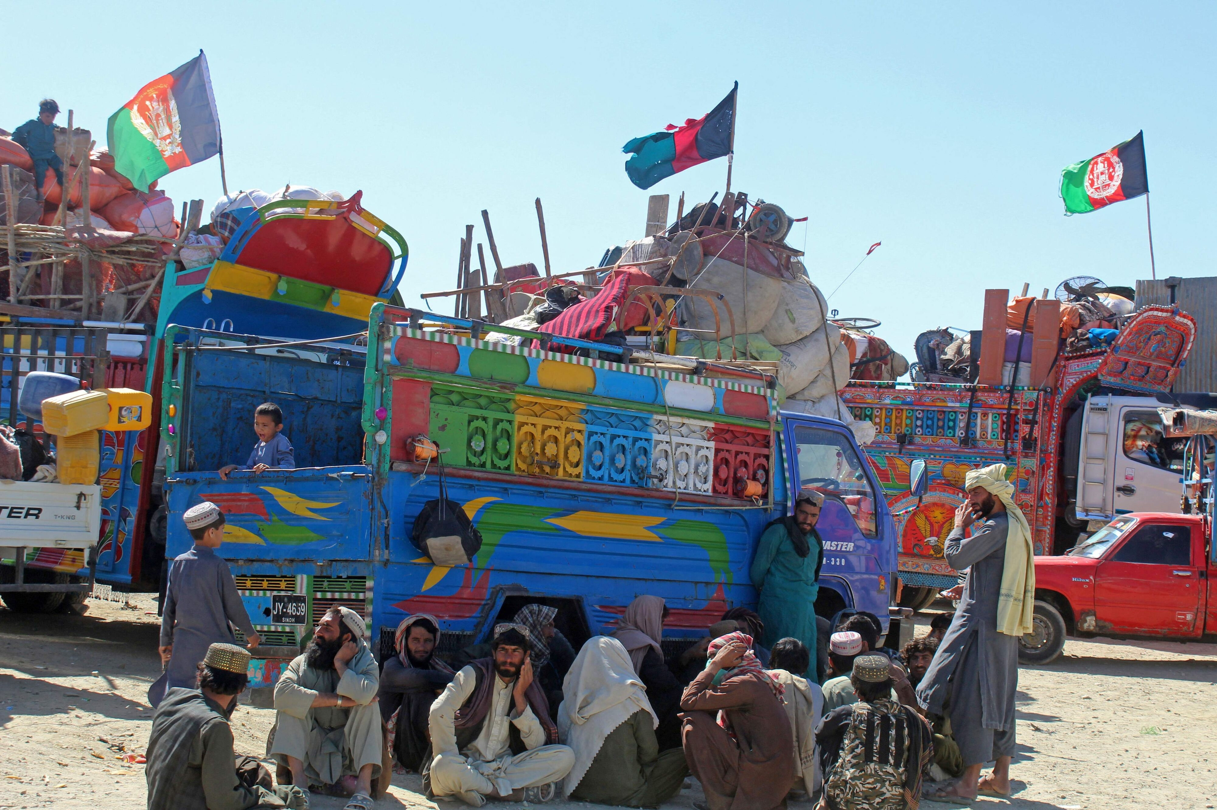 Millioner af afghanere er strømmet ind i Pakistan i løbet af de sidste årtier på flugt fra krig. Men nu tvinges mange tilbage til Afghanistan igen.