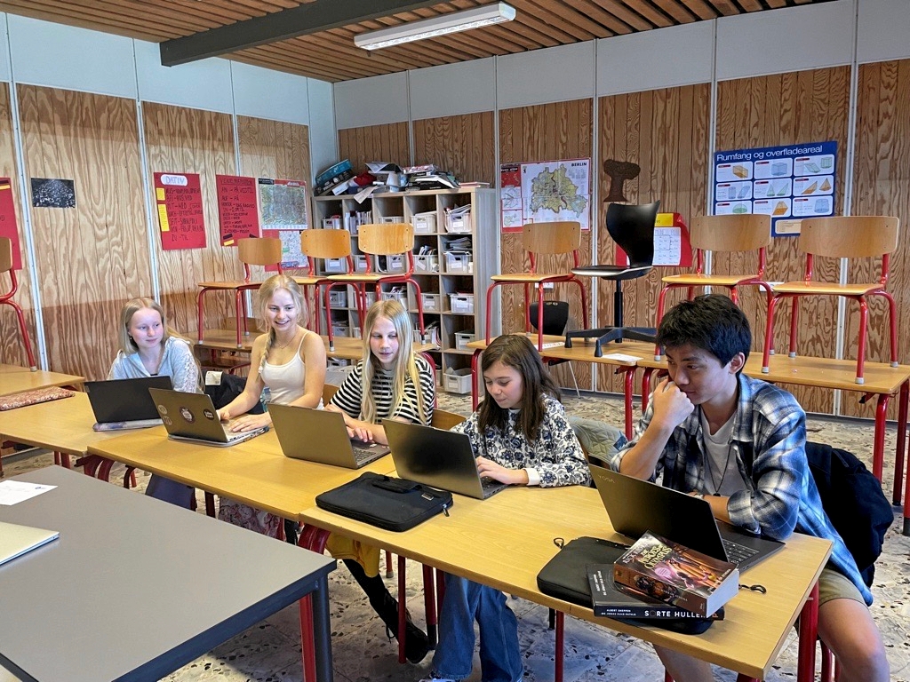 Elever på NGG nyder det kreative samvær og den litterære dannelse, de får sammen i deres egen skriveklub. Fra venstre Olivia Mulvad Sandvik, Mathilde Mulvad Sandvik, Luna Fock, Aura Mercedes Stener Pedersen og Rasmus Erbod Auscher. - PR Elever på NGG nyder det kreative samvær og den litterære dannelse, de får sammen i deres egen skriveklub. Fra venstre Olivia Mulvad Sandvik, Mathilde Mulvad Sandvik, Luna Fock, Aura Mercedes Stener Pedersen og Rasmus Erbod Auscher.
