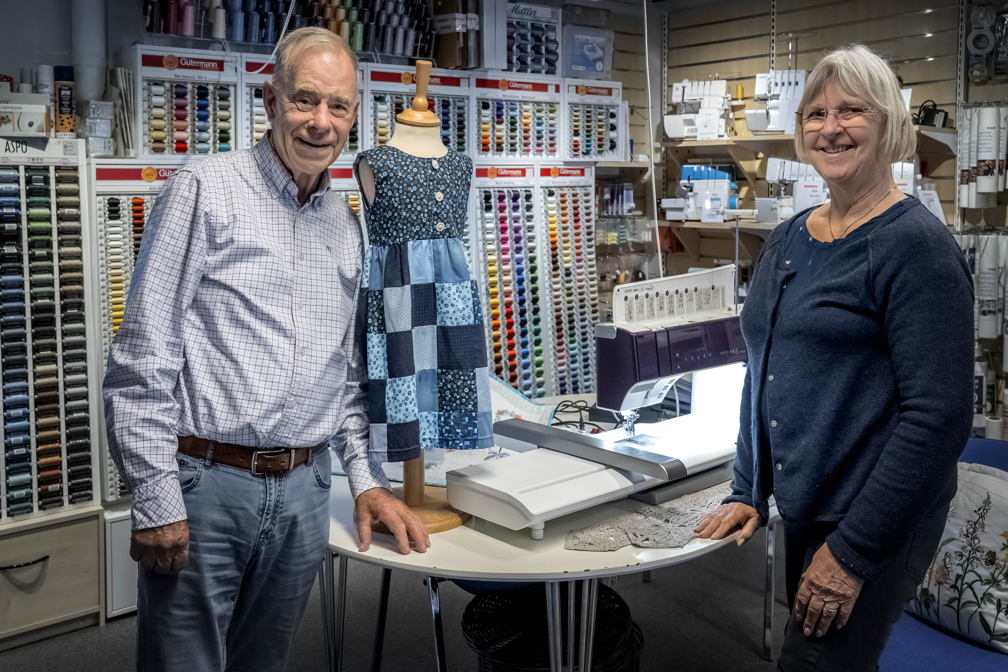 Ægteparret Steen Olausson og Lisbeth Schmidt har drevet Symaskine Shoppen sammen, men nu er han gået på pension.