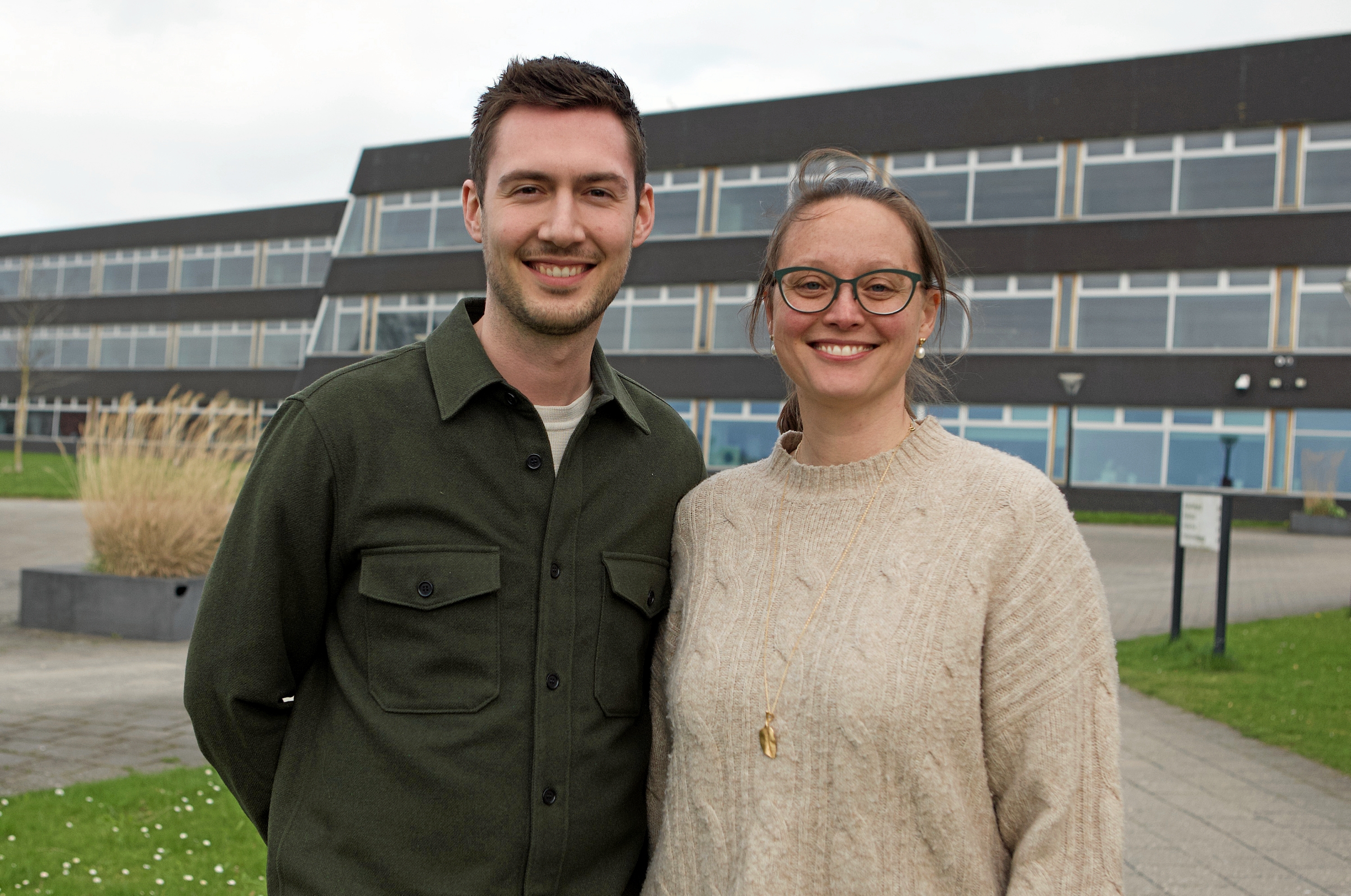 Stine Østlund (th) tilskriver det Stine Østlund (th) tilskriver det