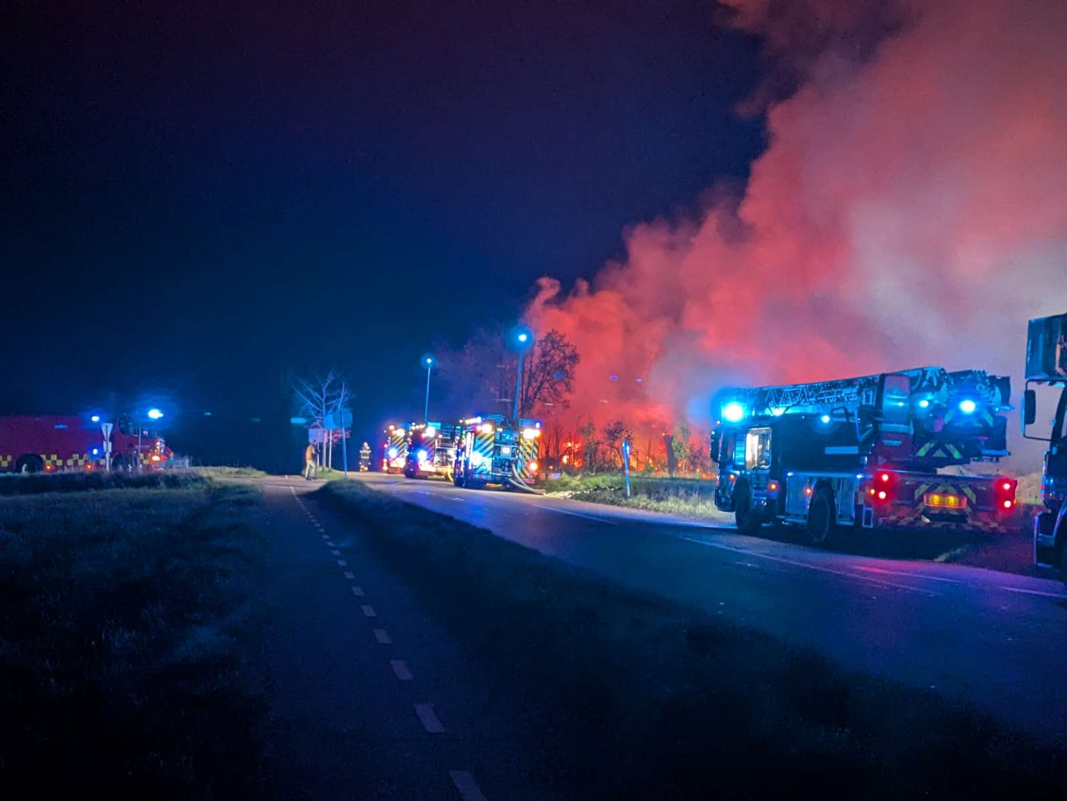 Der er tale om en stor brand, lyder det fra Frederiksborg Brand og Redning. På normalvis rykker en til to indsatsledere ud til en brand. Ved denne brand er der fem indsatsledere til stede. Lystrupgård