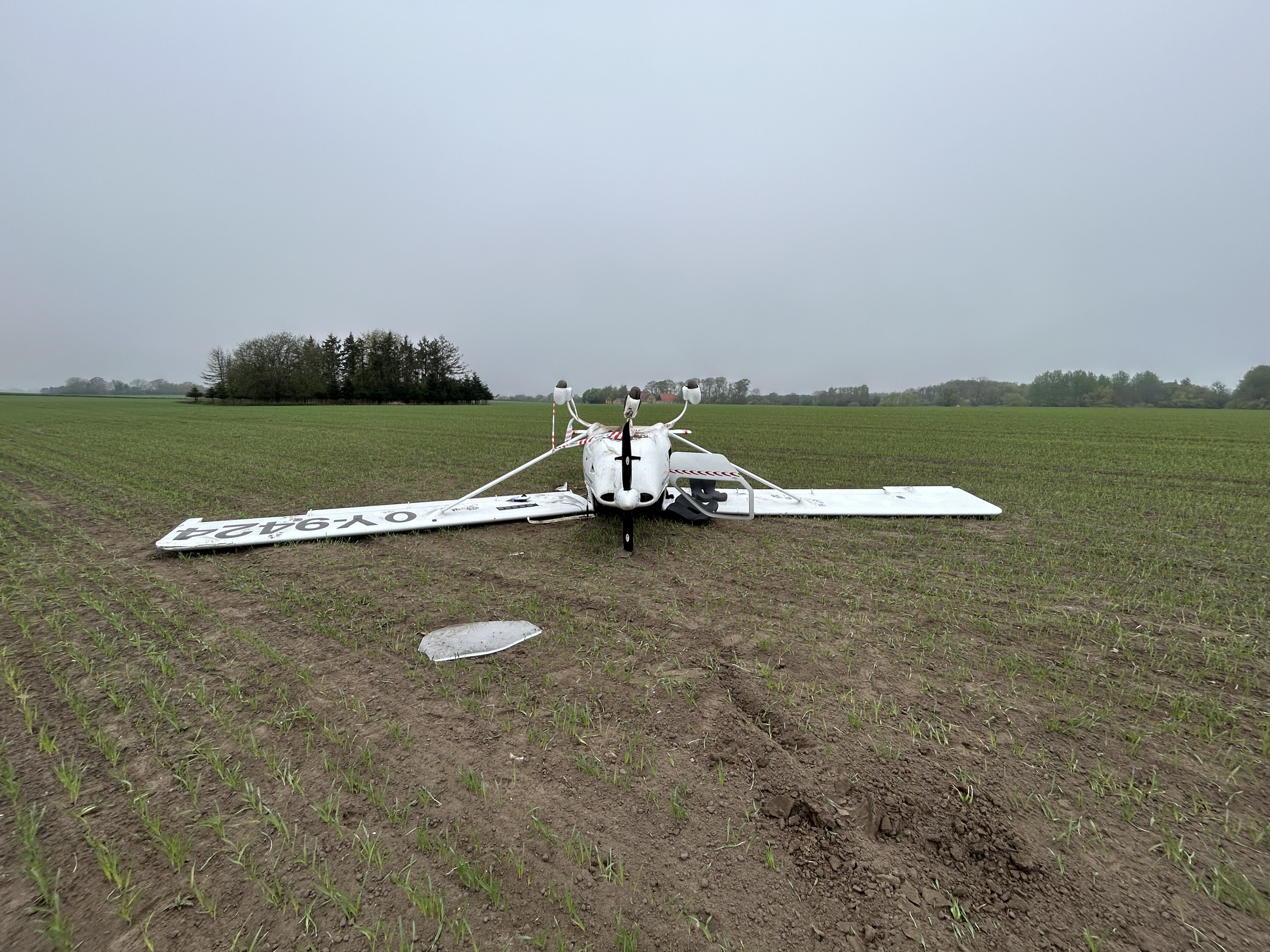 Et mindre fly er torsdag forulykket på en mark i Ringsted.
