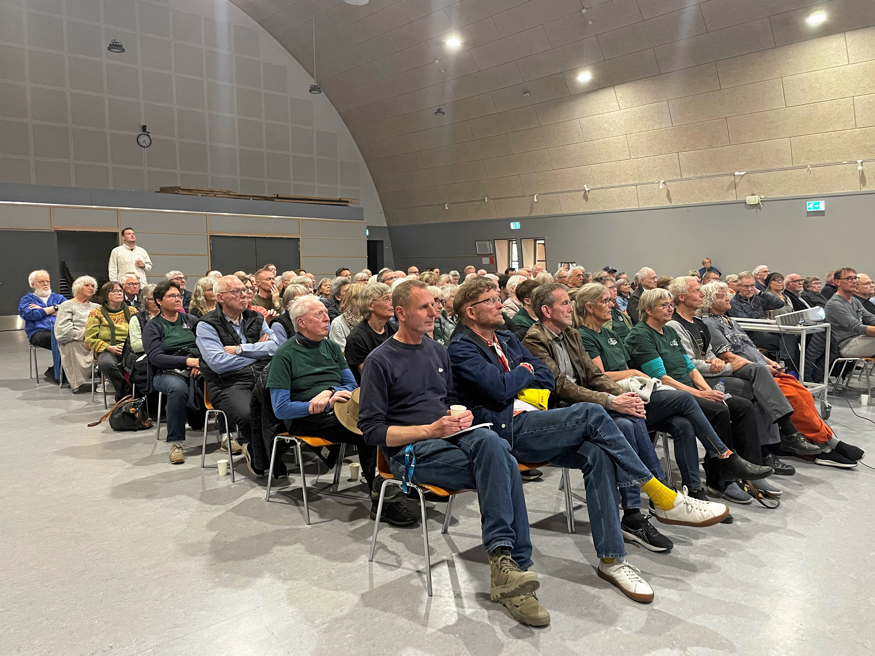 24. april var stolerækkerne i Centerhallen fyldt af interesserede borgere og politikere, der deltog i debatten, deriblandt Tine Nielsen, der undrer sig over en bemærkning, der blev fremsat sidst på mødet.