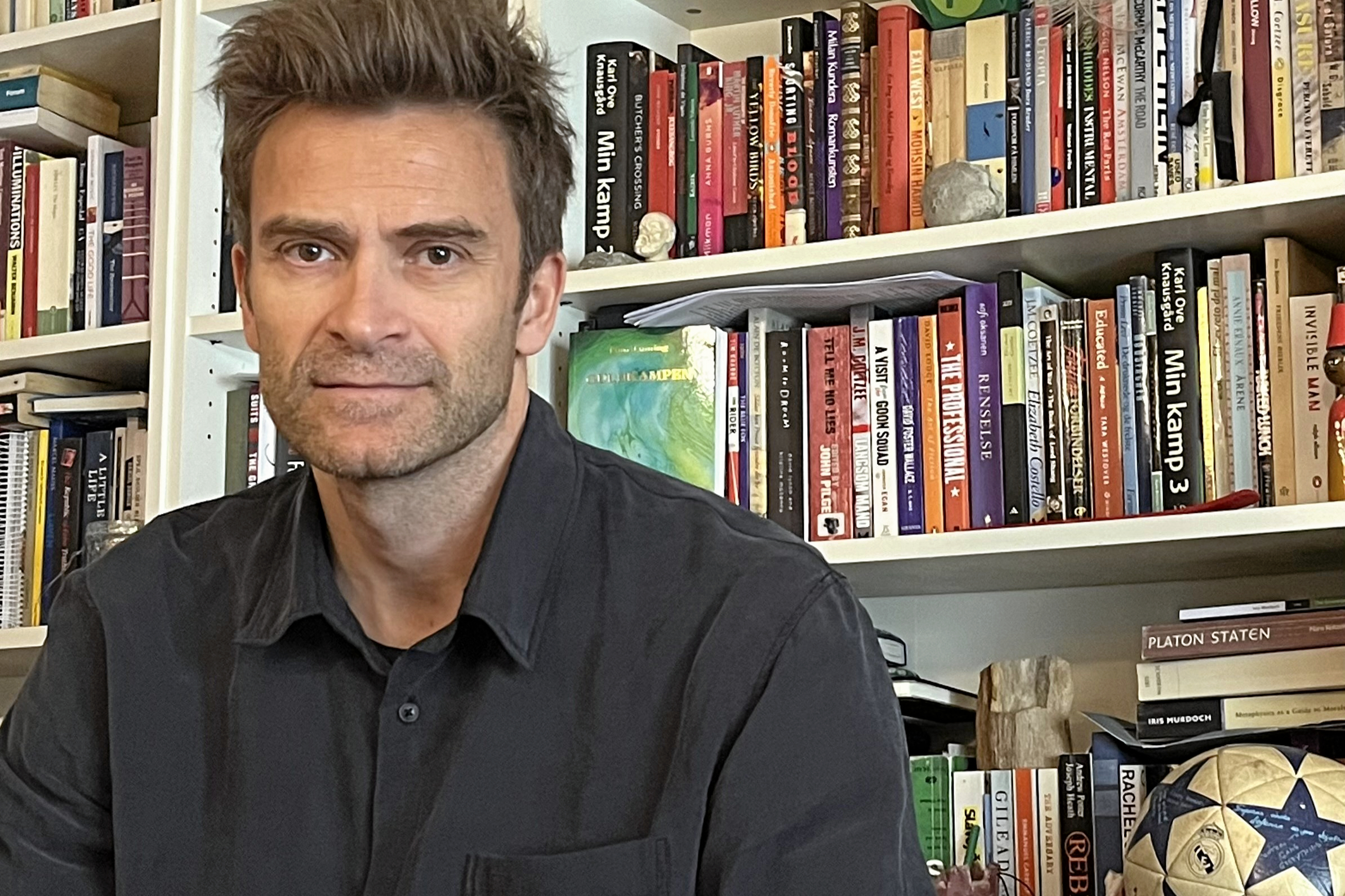 Finn Janning har en Ph.d. i praktisk filosofi, men hans store passion er at skrive. Allerede fra midten af sine teenageår vidste han, at det var det, han ville, men han holdt det for sig selv. Først i 2010 udkom han med sin første roman.