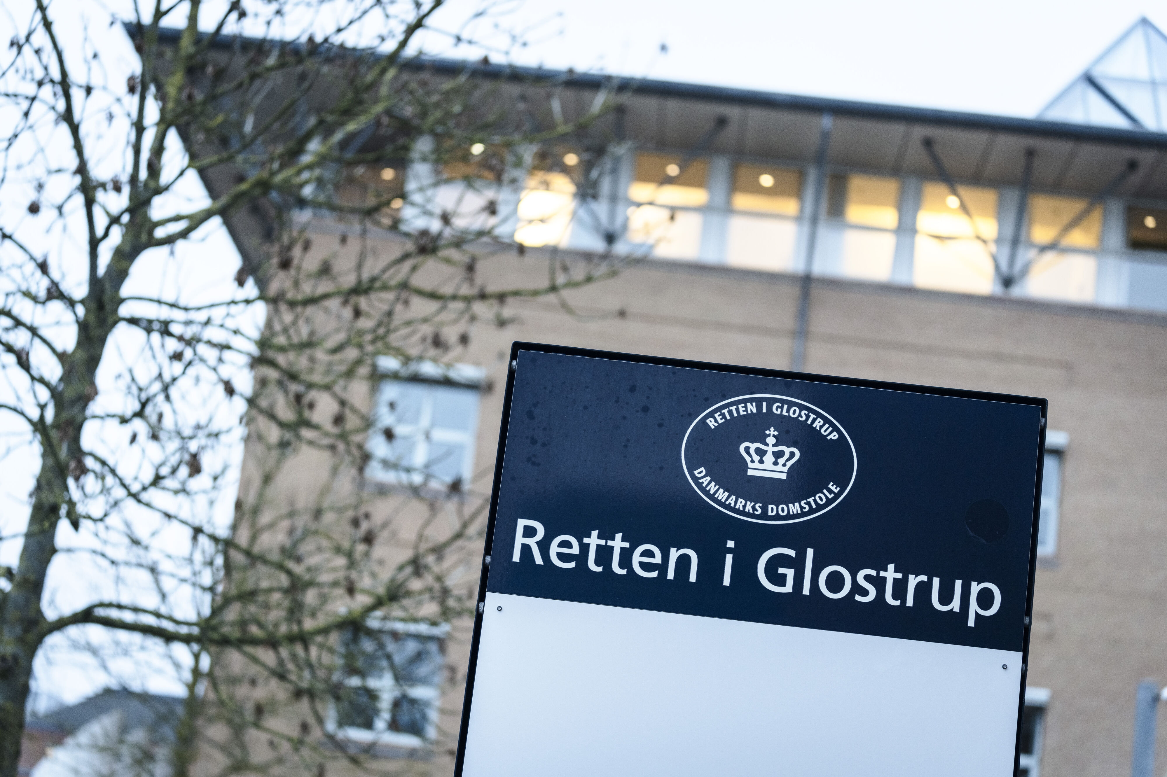 Retten i Glostrup skal søndag afgøre om en mand skal varetægtsfængsles. Han er sigtet for tre voldtægtsforsøg ved Glostrup Station. (Arkivfoto).