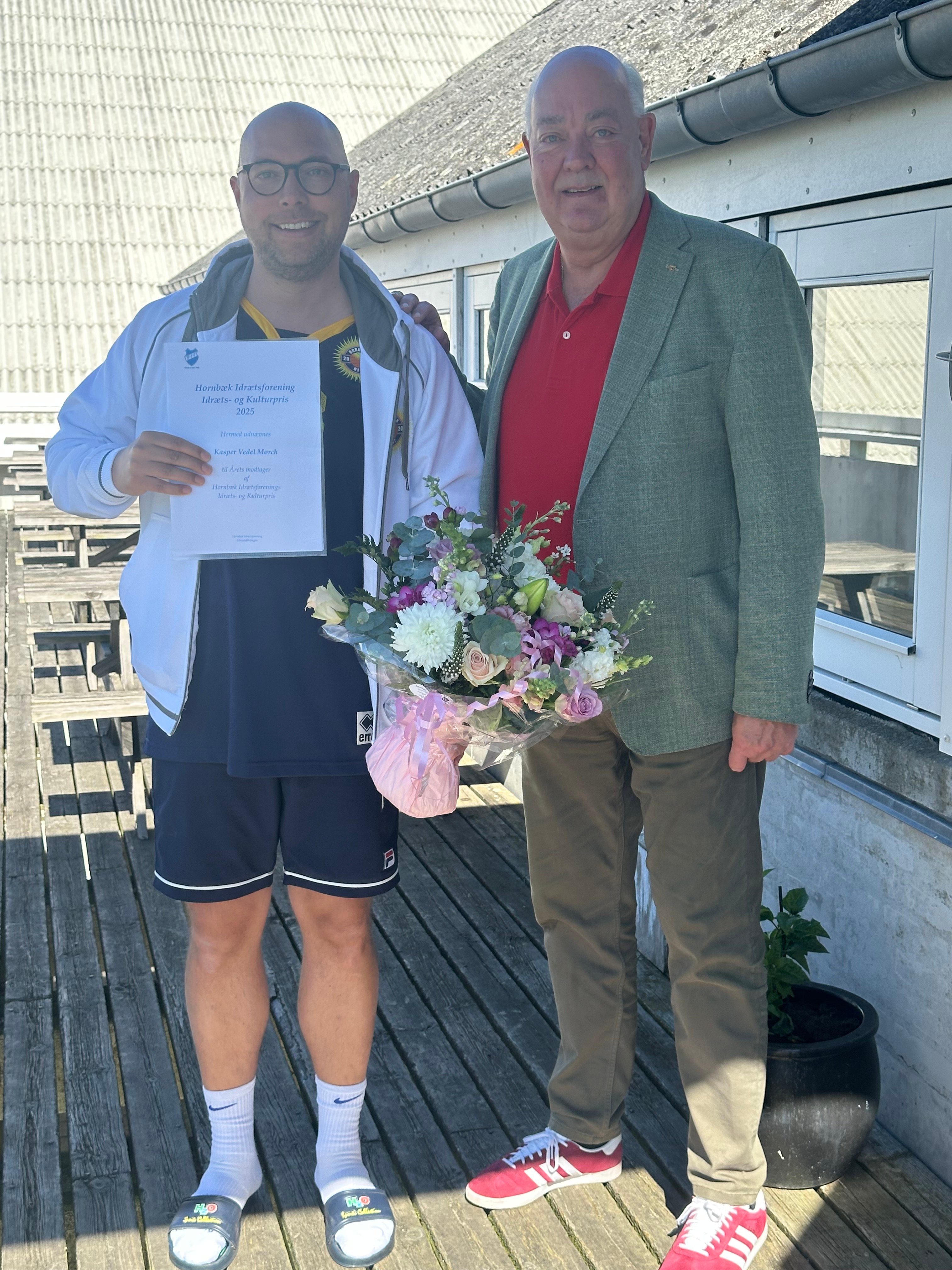 Kasper Vedel Mørch var den stolte modtager af årets pris. Her ses han ved siden af Hornbæk Idræftsforenings hovedformand Peter Poulsen.
