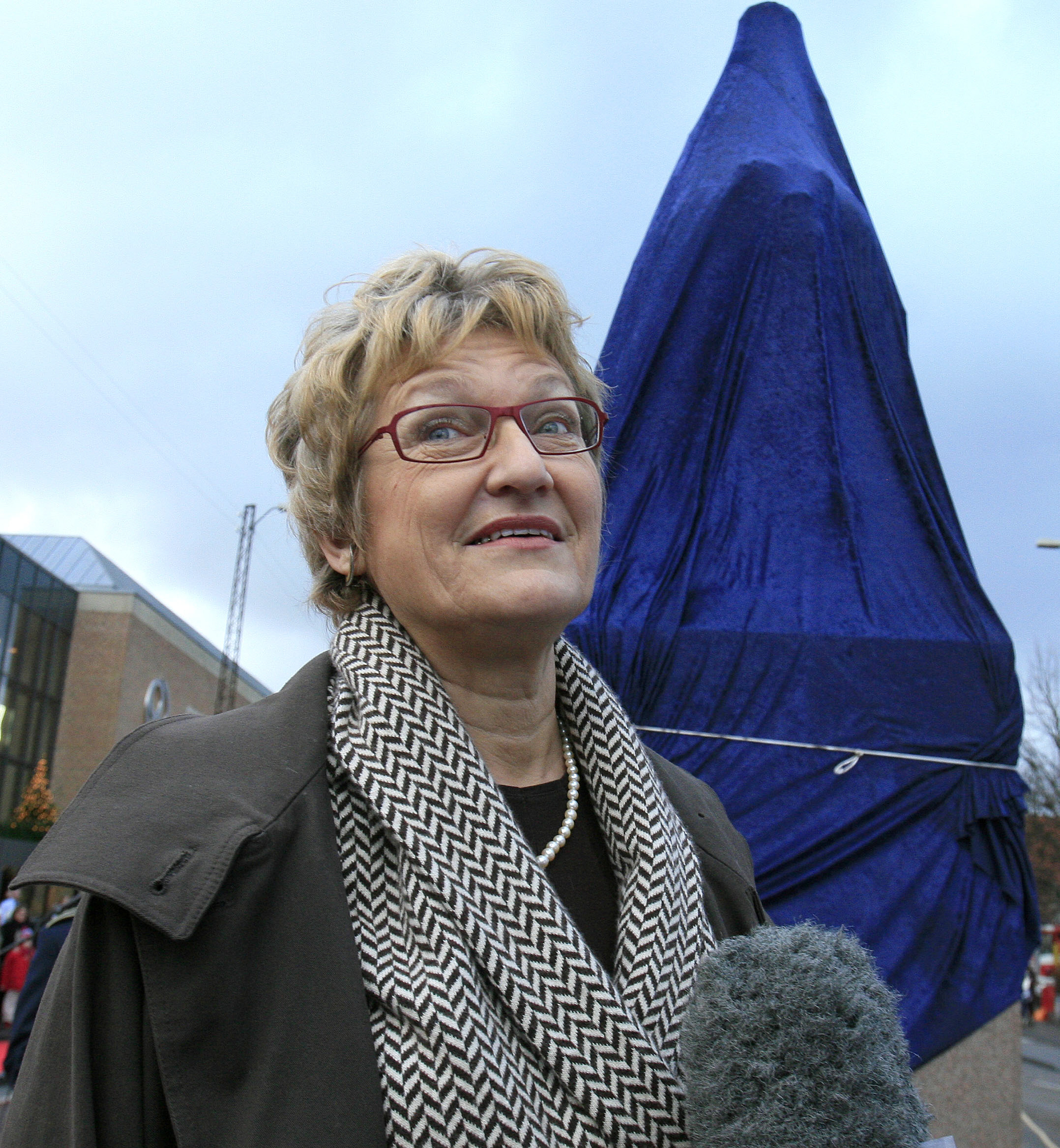 Med en donation på en million kroner var Elsebeth Stryhn den primære årsag til, at det var muligt at finansiere støbningen af bronzestatuen af Dronning Margrethe d. 1. på Københavnsvej i 2006