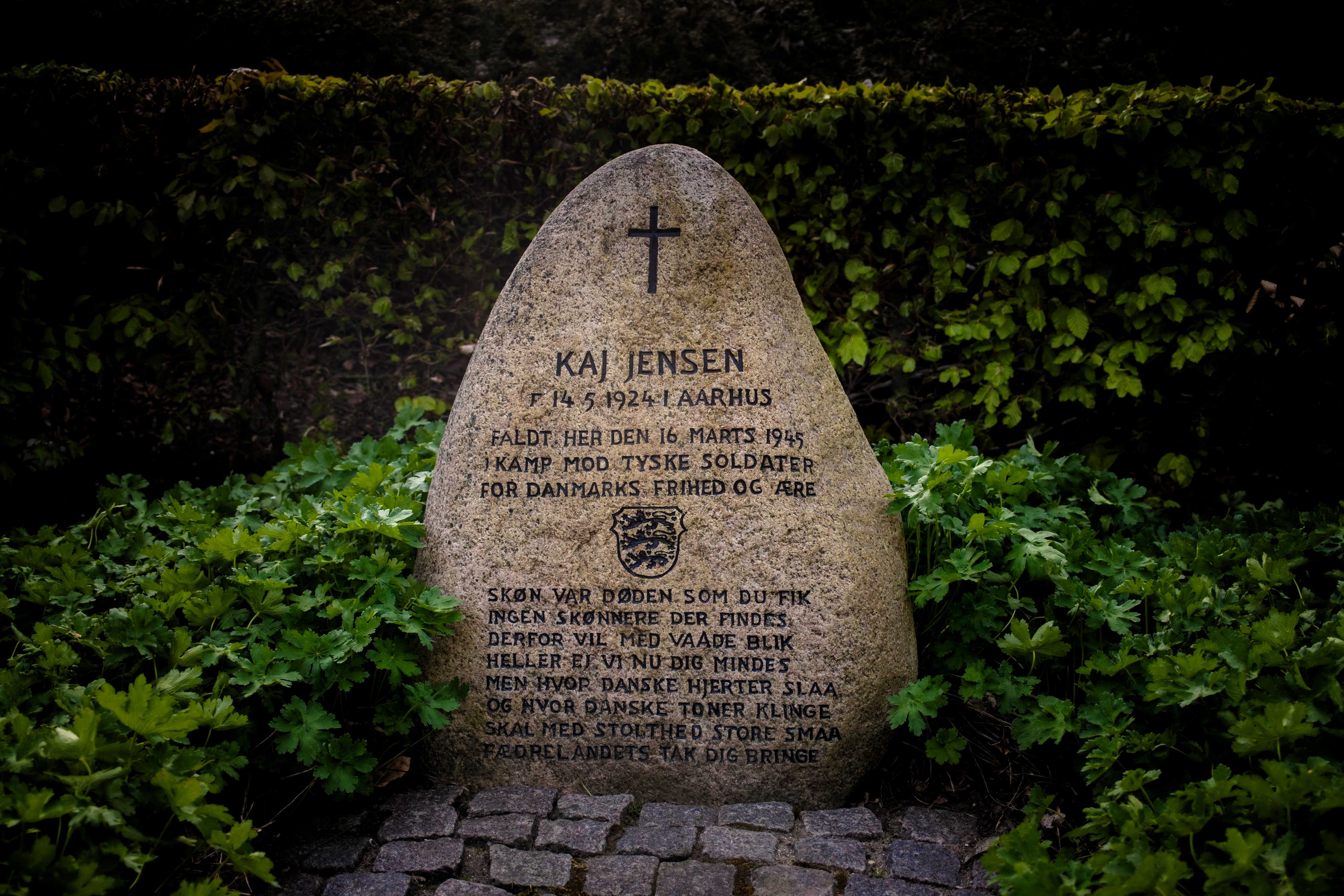 Kaj Jensen mistede livet, da en aktion mislykkedes i marts 1945. I Brøndbyøster er der opført en mindesten ved det sted, hvor han faldt. - Robert Hendel Kaj Jensen mistede livet, da en aktion mislykkedes i marts 1945. I Brøndbyøster er der opført en mindesten ved det sted, hvor han faldt.
