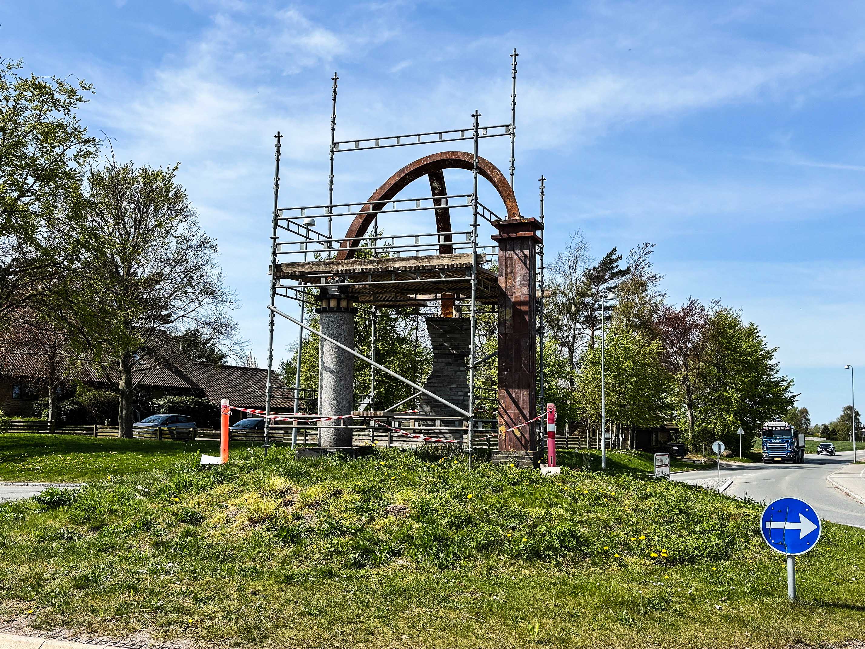 Skulpturen "De Tre Porte", der blev opført i 2014 og står i rundkørslen mellem Krogholmvej og Agertoftegårdsvej i Stenløse, skal igen gennenmgå en større renovering.