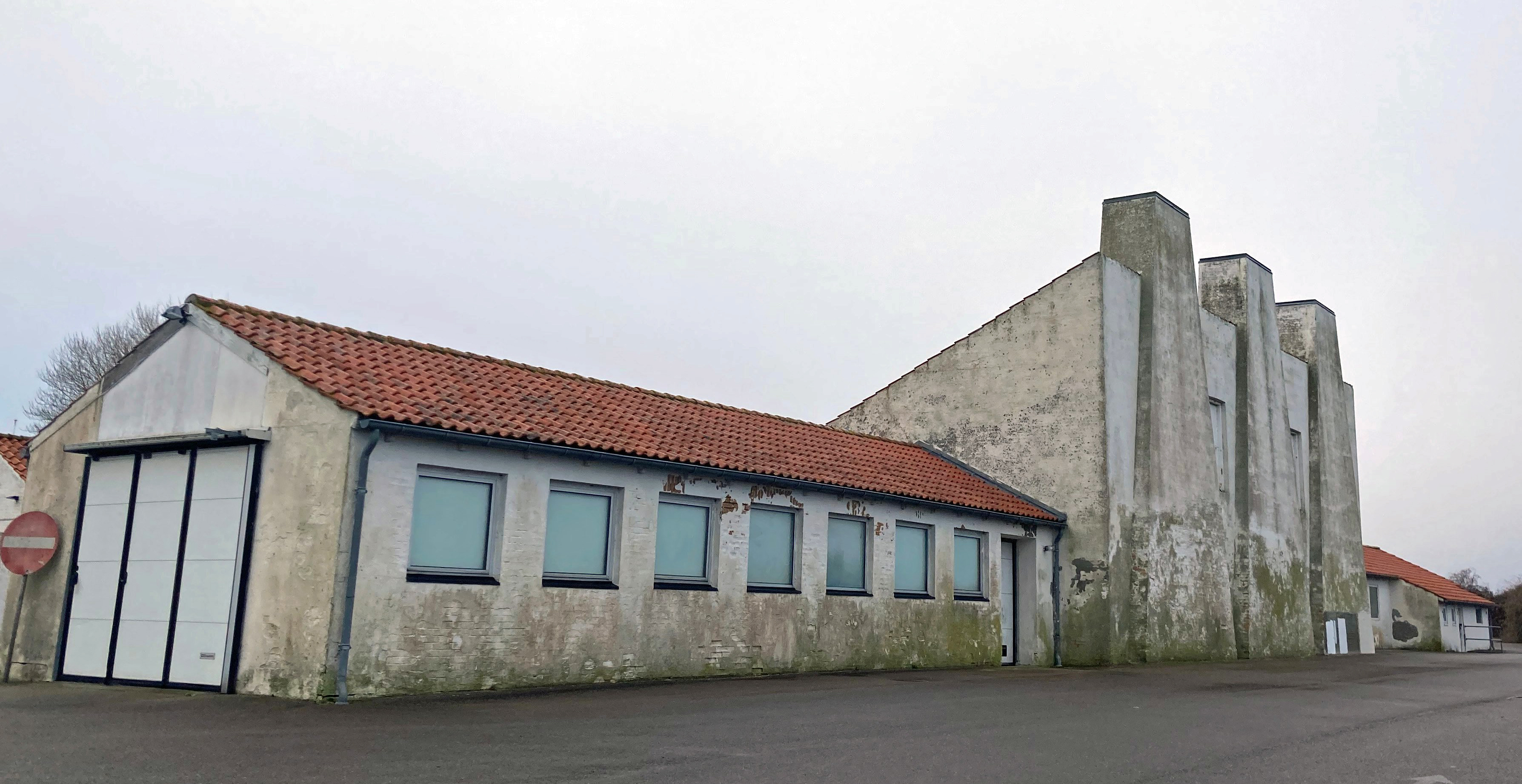 Røgeriet nord for Havnebyen på Sjællands Odde – og den tilhørende virkerunde bolig – er tegnet af den verdensberømte danske arkitekt Arne Jacobsen. Røgeriet med sine tre karakteristiske røgovn-skorstene – ligger højt over Havnebyen med en fantastisk udsigt.