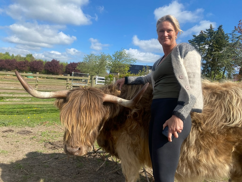 Helle Kramer åbner nu for gæster til de mange dyr på Troldegården.
