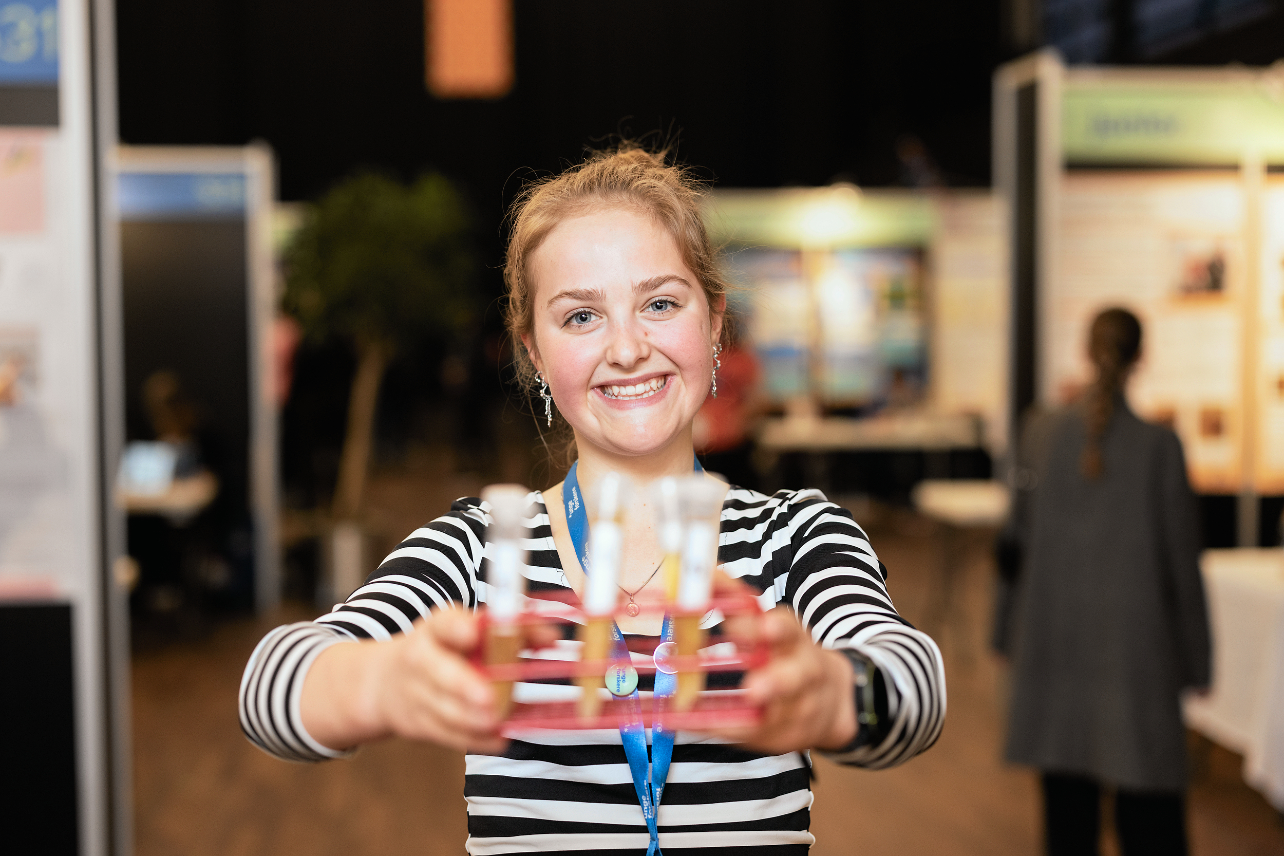 Amanda på 17 år kan nu kalde sig "Årets Unge Forsker 2025" efter at have vundet Danmarks største talentkonkurrence inden for naturvidenskab og teknologi.