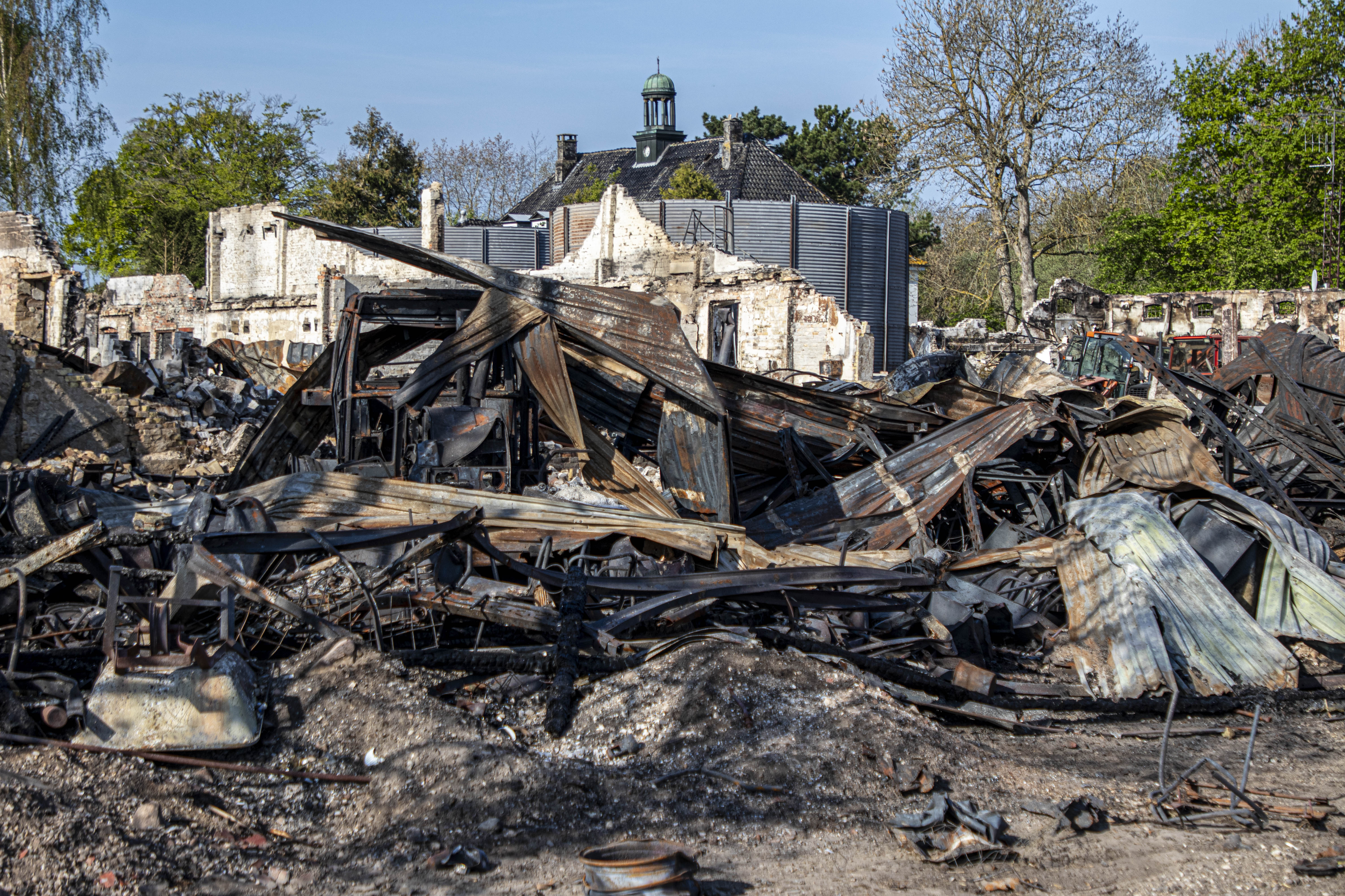 Der var en række forhold, der besværliggjorde slukningsarbejdet ved den store brand i Lystrup sidste år.
