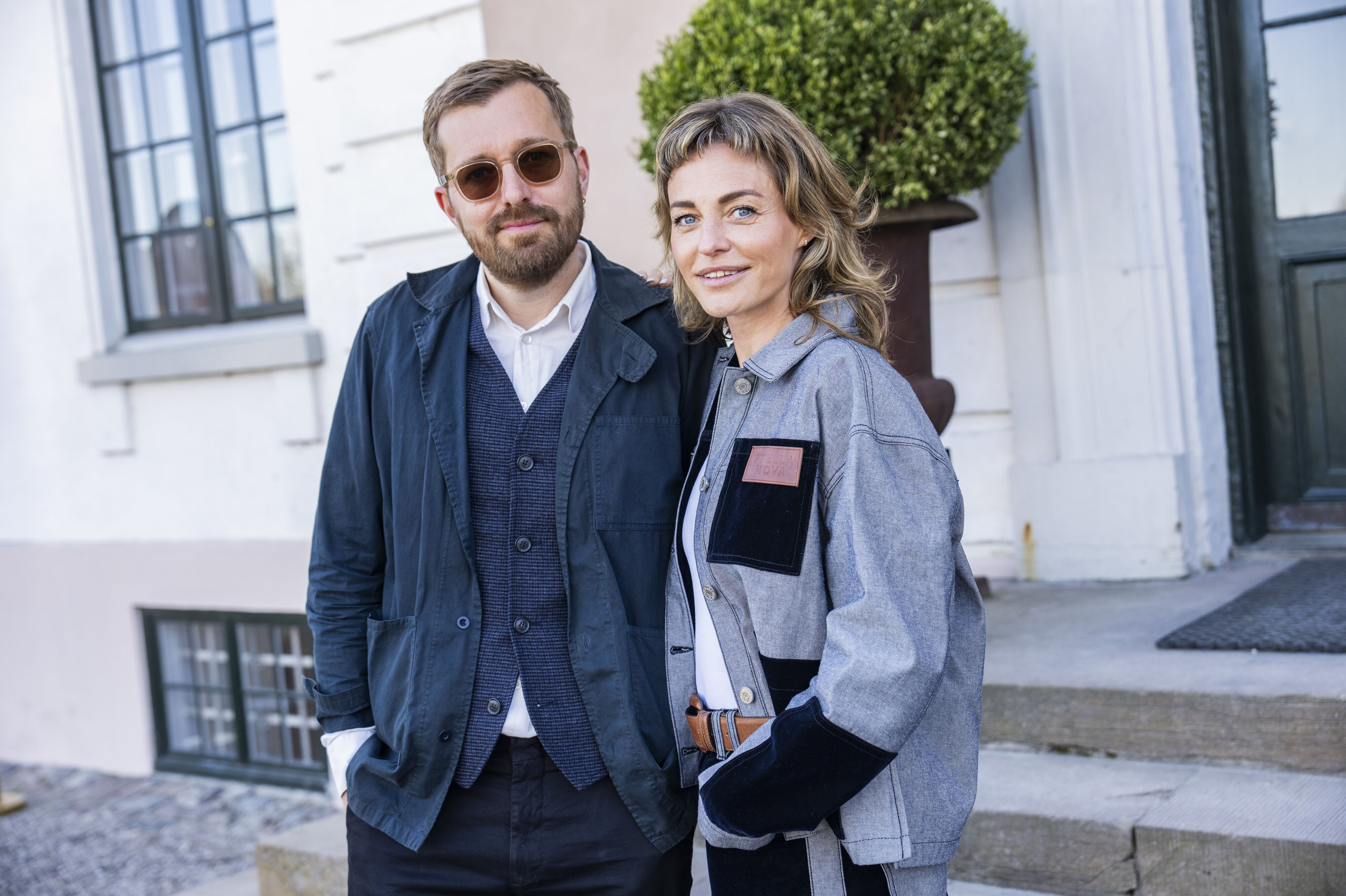 Sarah Grünewald siger i første episode af "Forræder", at der godt kunne komme en stor skolebus med hende på forsædet og køre medspilleren Rasmus Bruun over.