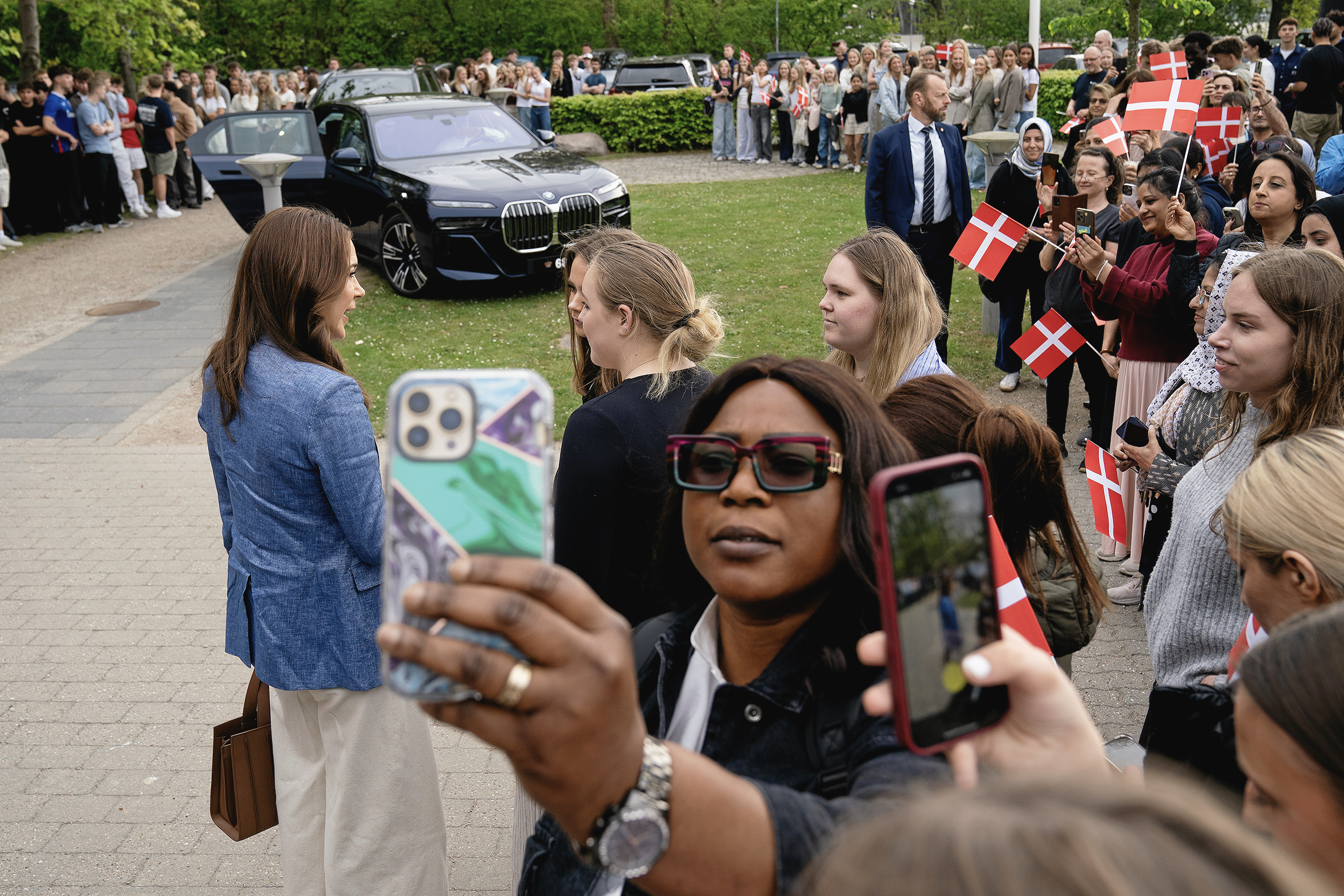 Det var en velkomst, der var en dronning værdig, da dronning Mary ankom til Roskilde Handelsskole fredag den 2. maj.