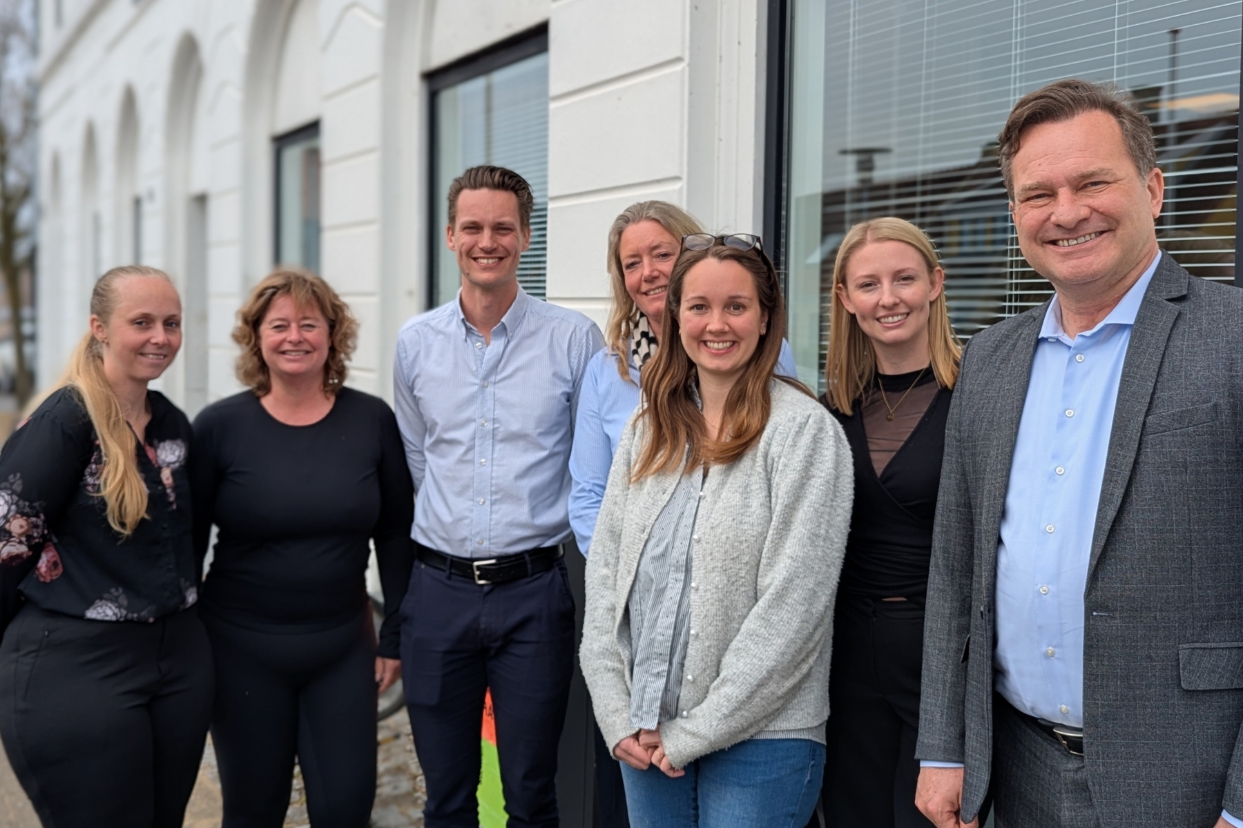 Den nye bestyrelse i Byliv Frederikssund. Fra venstre er det: Louise Sommer Borrits, Meny, Kirsten Bohn Hoel, Aerobicgården, Joakim Rasmussen, RR Bolig, Betina Schønning, Dansk Erhverv, Cecilie Viuff, NIMA A/S, Karsten Bak, OPTIKEREN (mangler på foto) og Stig Bergdahl, Sillebroen Shopping (mangler på foto). Yderst til højre er det Adie Jensen og Jens Hald fra Frederikssund Erhverv, som faciliterer den nye forening