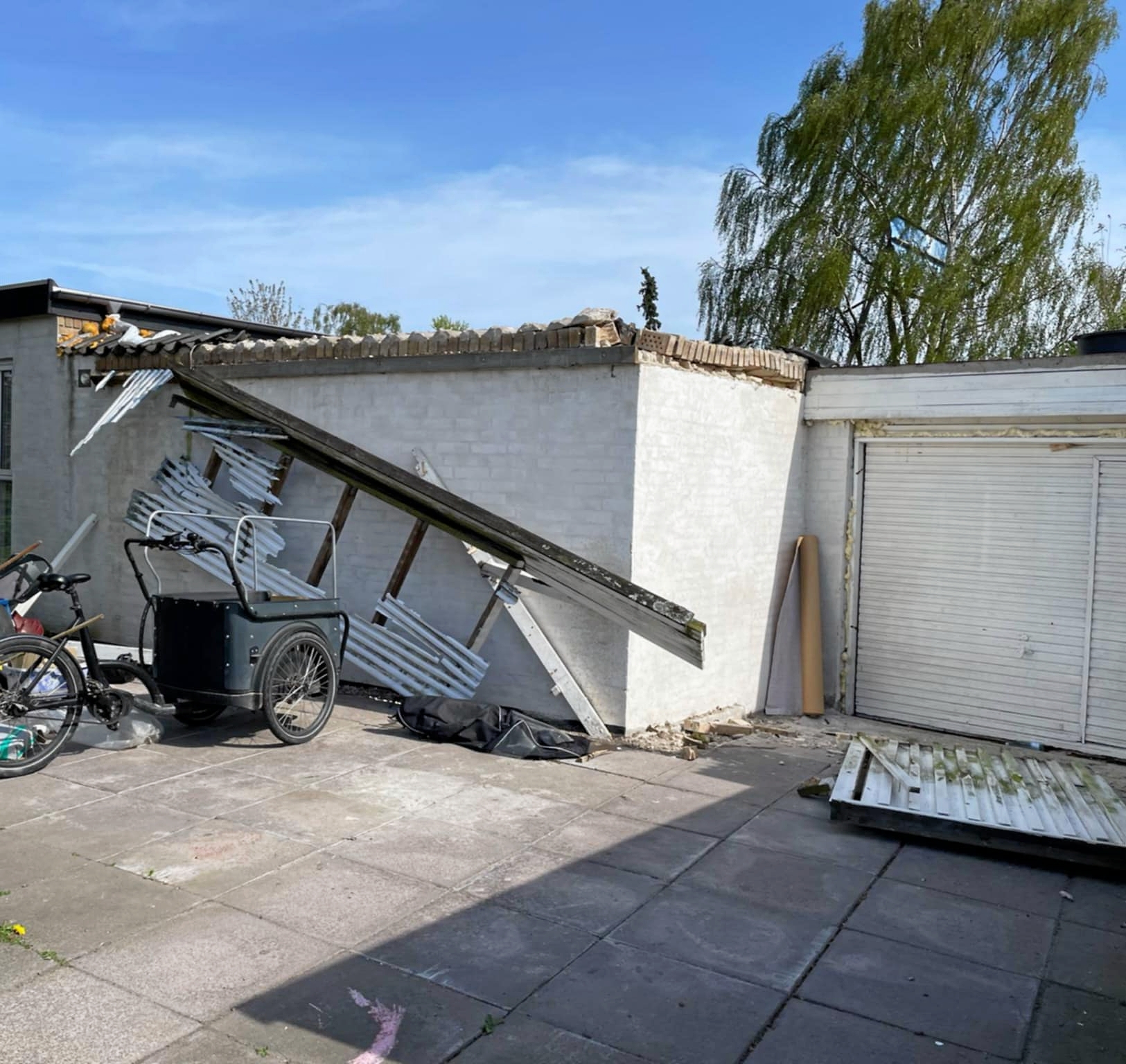 Carporten var mildest talt smadret i kølvandet på mandagens voldsomme vejrfænomen. - Privat Carporten var mildest talt smadret i kølvandet på mandagens voldsomme vejrfænomen.