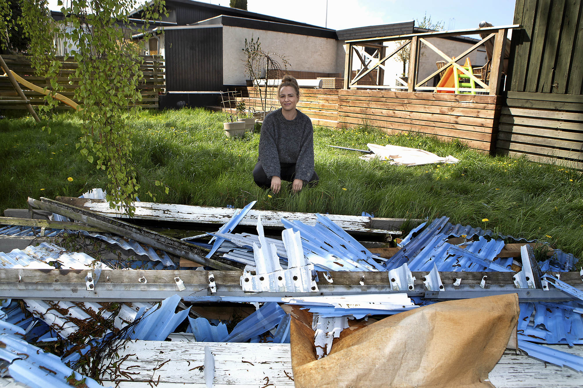 Trine Kjær Nielsen er frustreret over, at der nu ligger carportdele rundt omkring på hendes grund.
