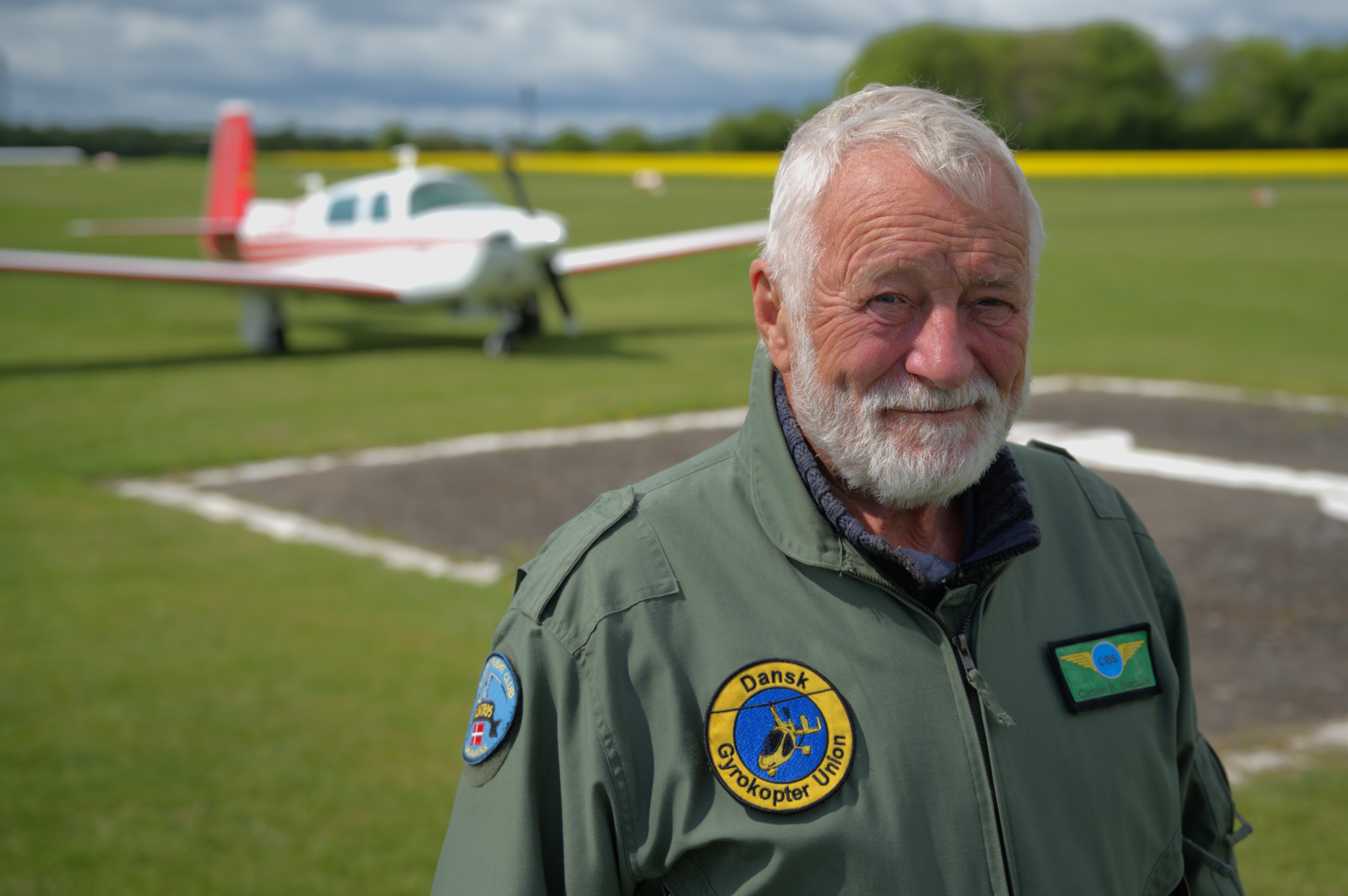 Carsten Svendsen, formand for Midtsjællands Motorflyveklub, skal forhandle flyvepladsens fremtid med en køber af slagterigrunden.