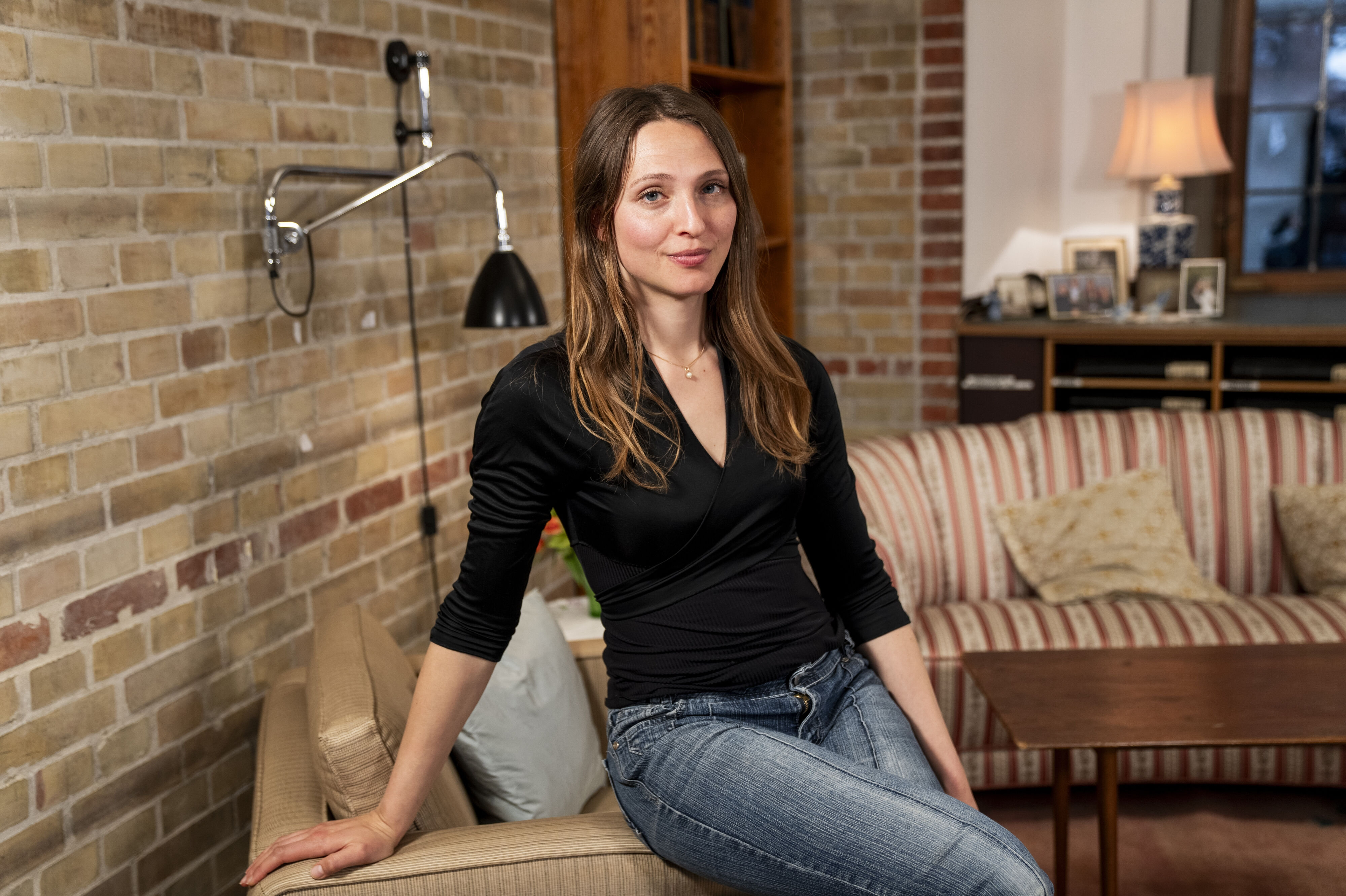 30-årige Alice Bier Zandén har medvirket i både film og serier, mens hun har taget sin bachelor i sceneinstruktion fra Den Danske Scenekunstskole, som hun forventer at færdiggøre i år.