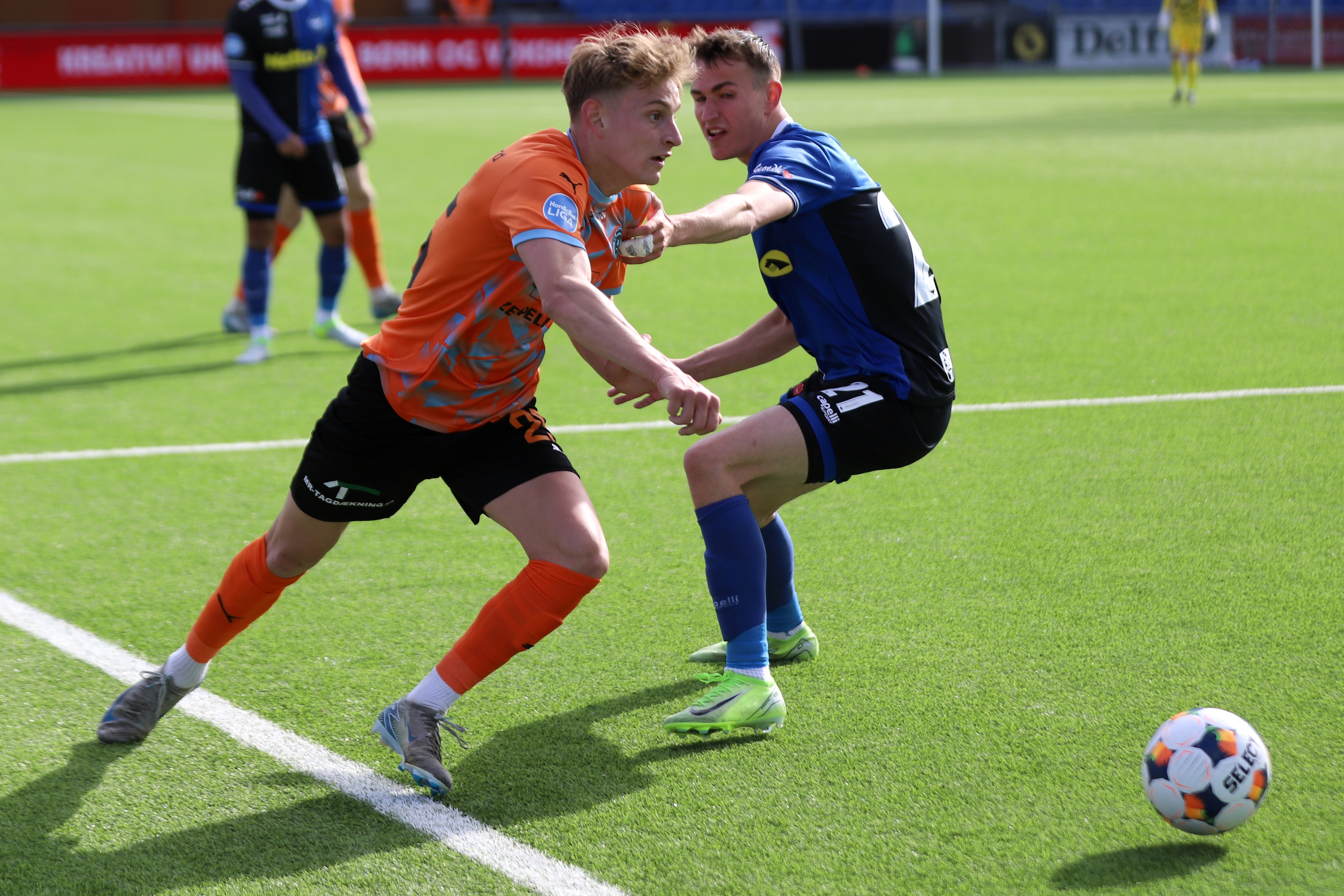 Boligerne bliver ikke almene, men i de planer, der nu er vedtaget, bliver banen på stadion i Rådmandshaven en kunstgræsbane, så kommende arvefjendeopgør mod Køge kan spilles på et pefekt undeerlag, også når Roskilde har hjemmebane.